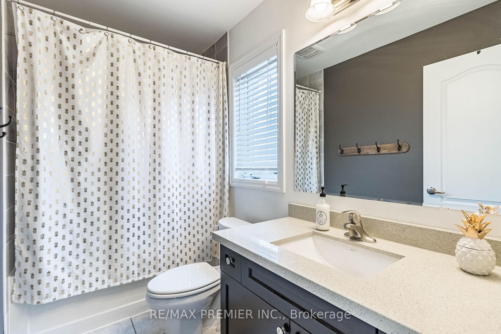 649 Langholm Street photo 18