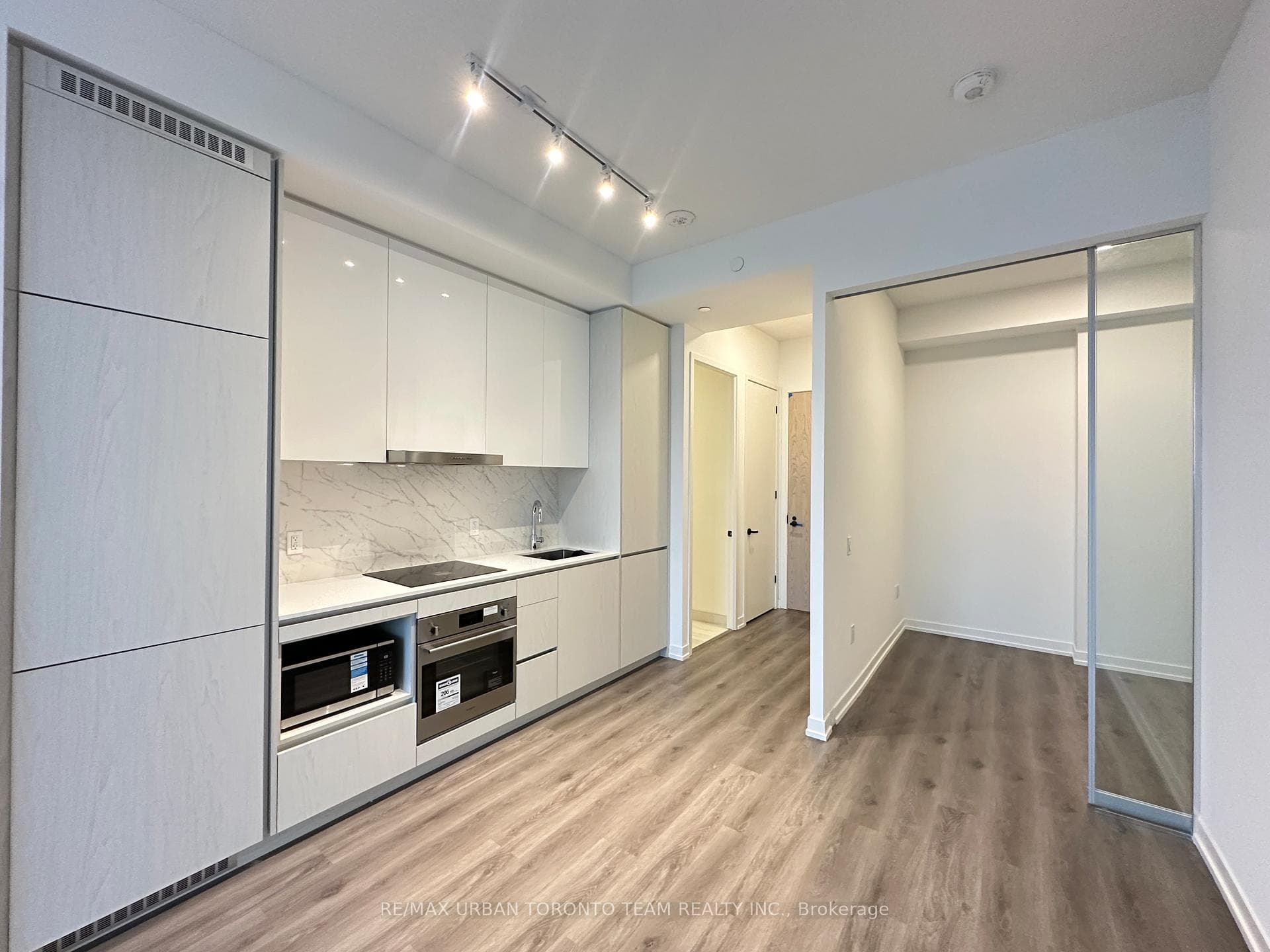 28 Interchange Way Unit 706 photo 7