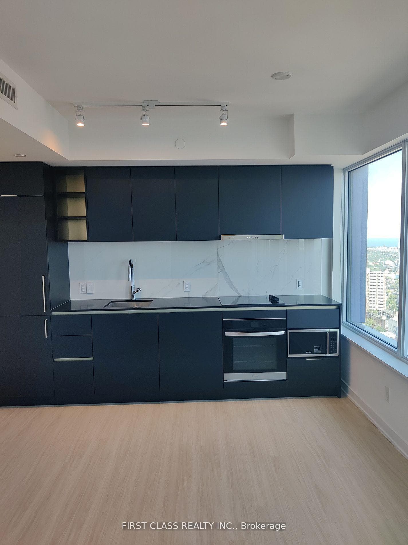 8 Wellesley Street Unit 5610 photo 4