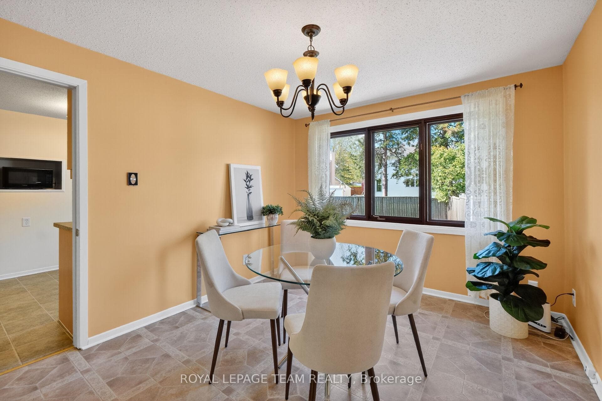 21 Lindhurst Crescent photo 13