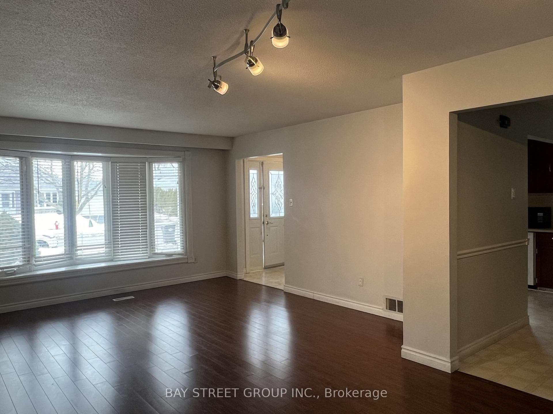 641 Eaglemount Crescent Unit Upper photo 3