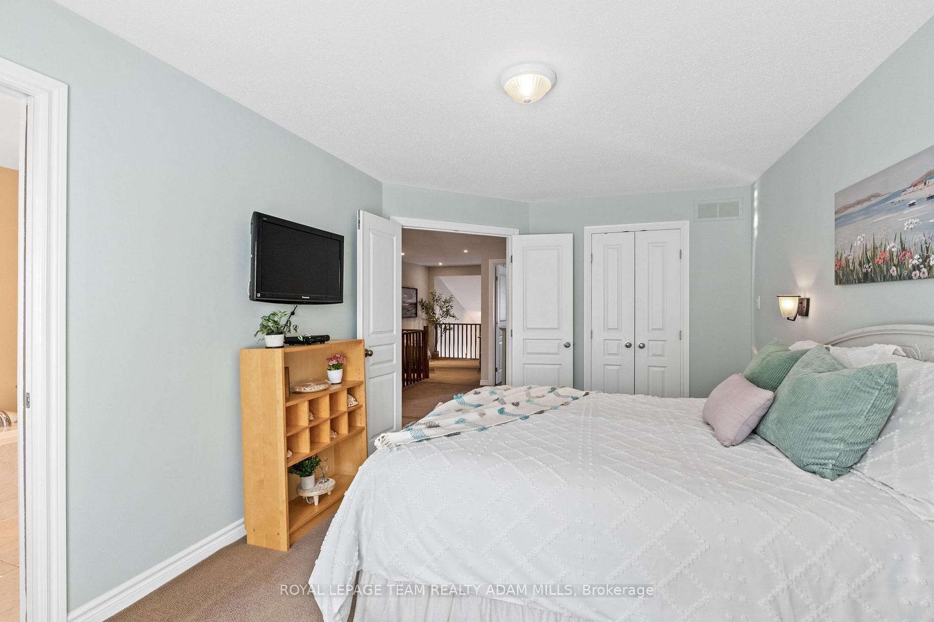 2043 Melette Crescent photo 18