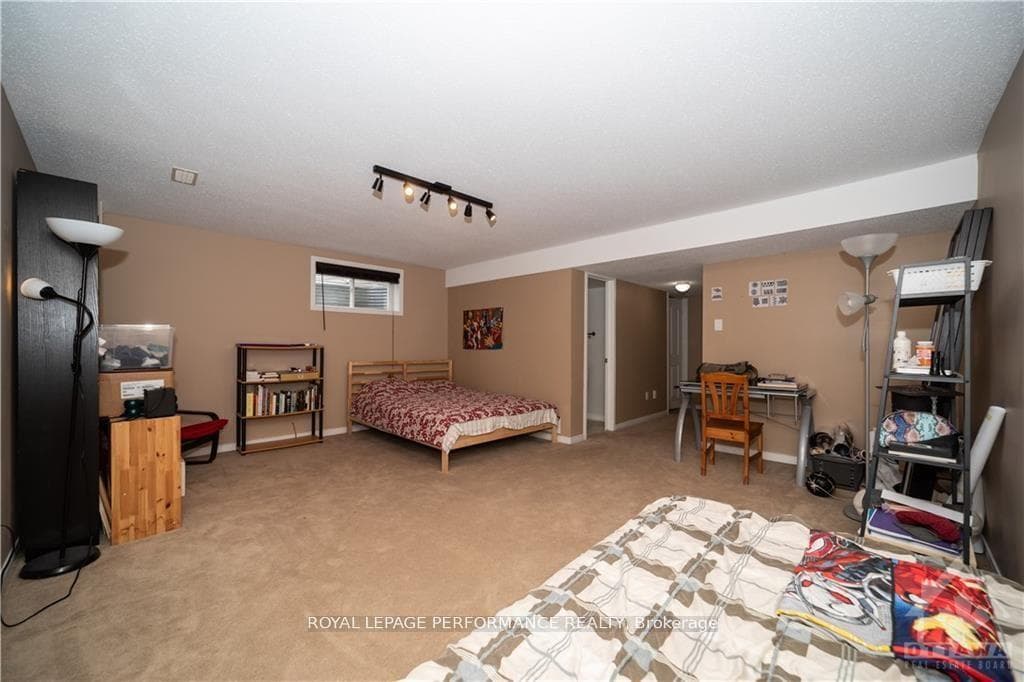 2363 Glandriel Crescent photo 20