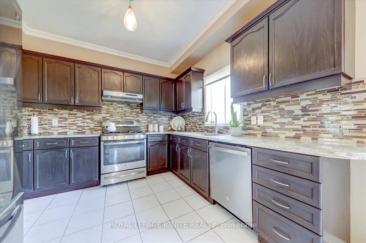 1464 Sandhurst Crescent photo 12