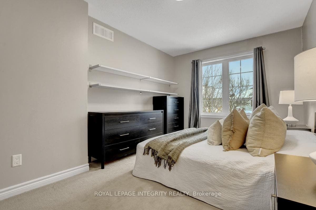 376 Horseshoe Crescent photo 34