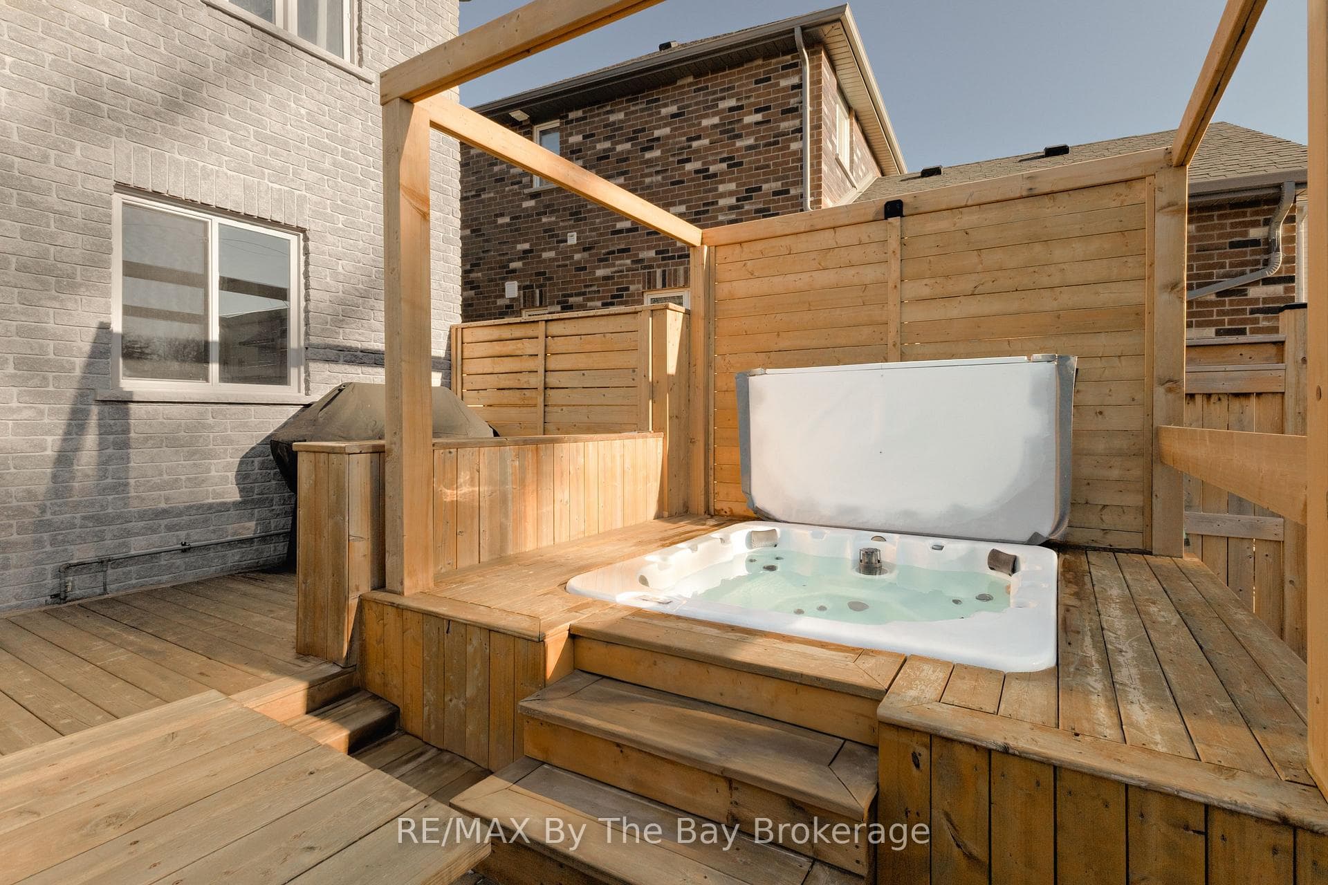 Built-in Salt Water Arctic Spas Hot tub
