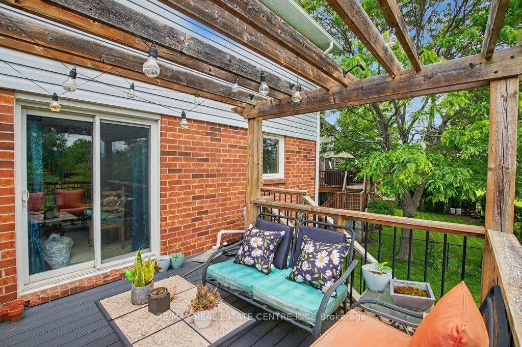 2100 Kevin Crescent photo 45