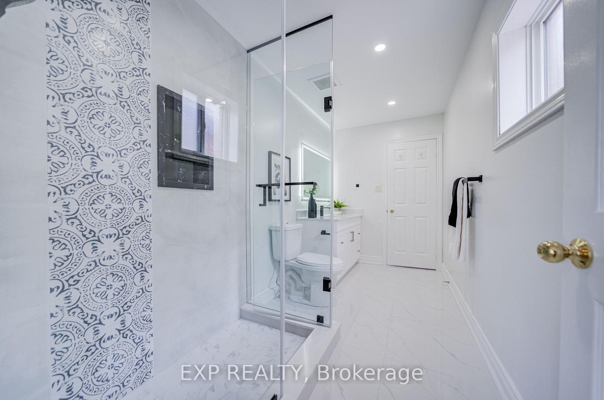 71 Futura Avenue photo 32