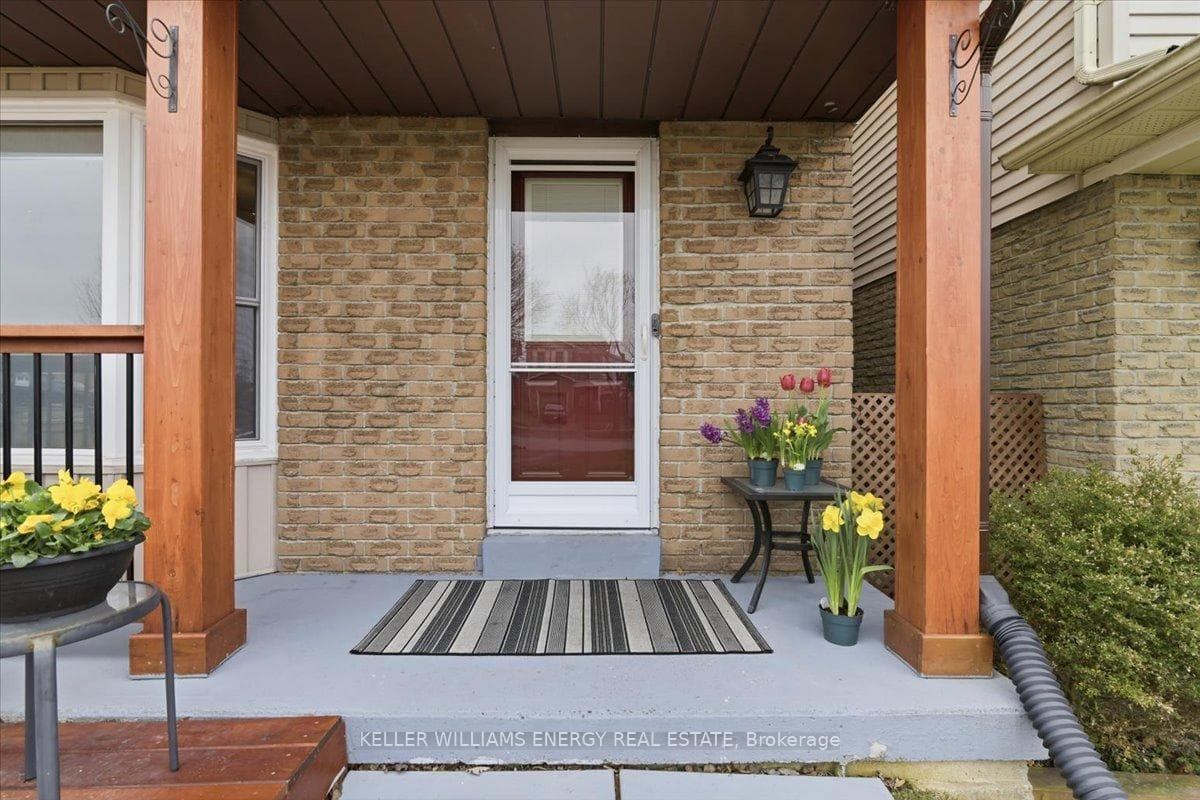 751 Bennett Crescent photo 5