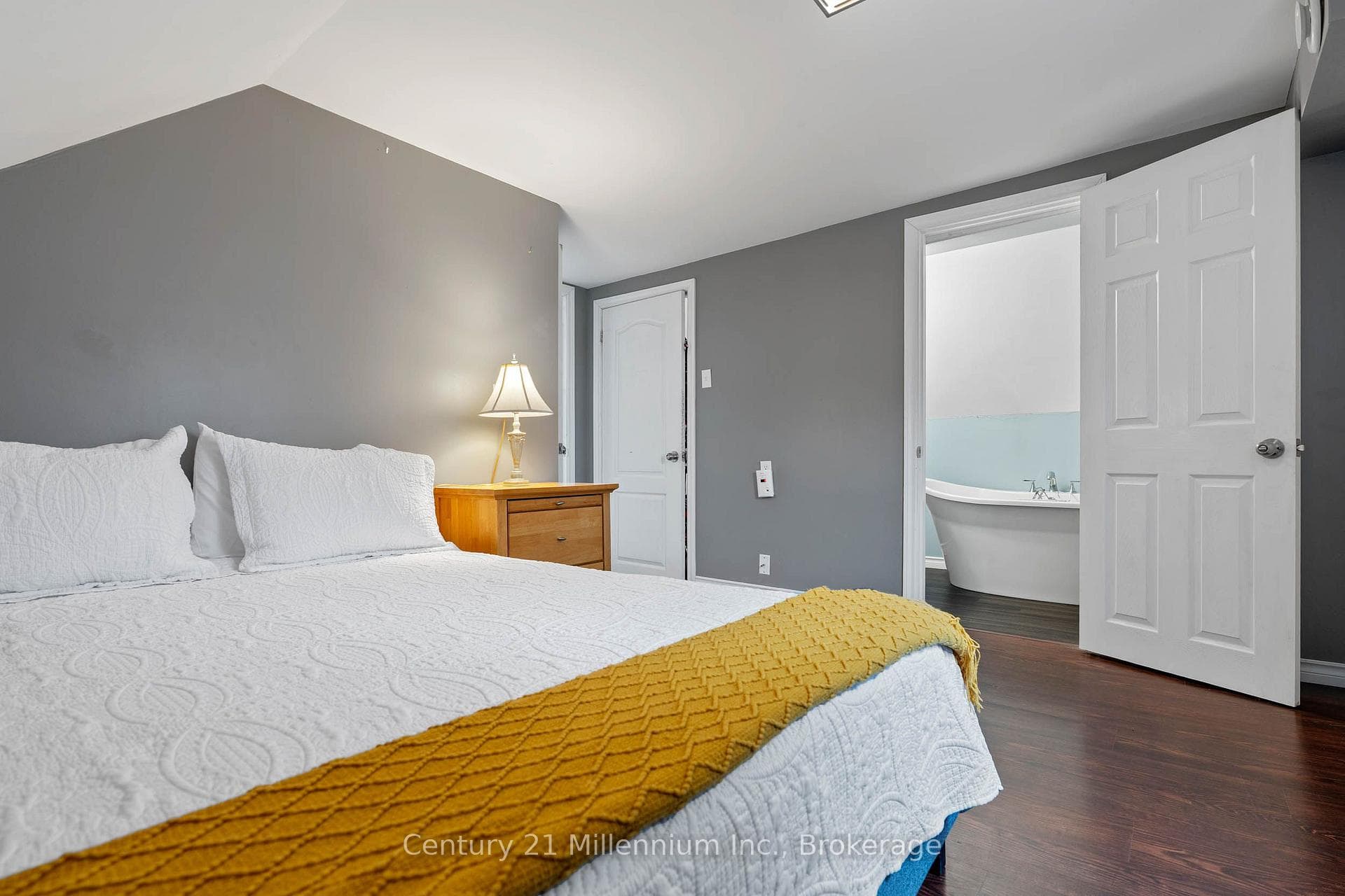 251 William Street photo 25