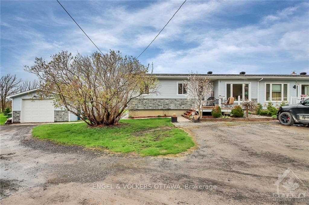 1199 OLD MONTREAL Road Unit B photo 1