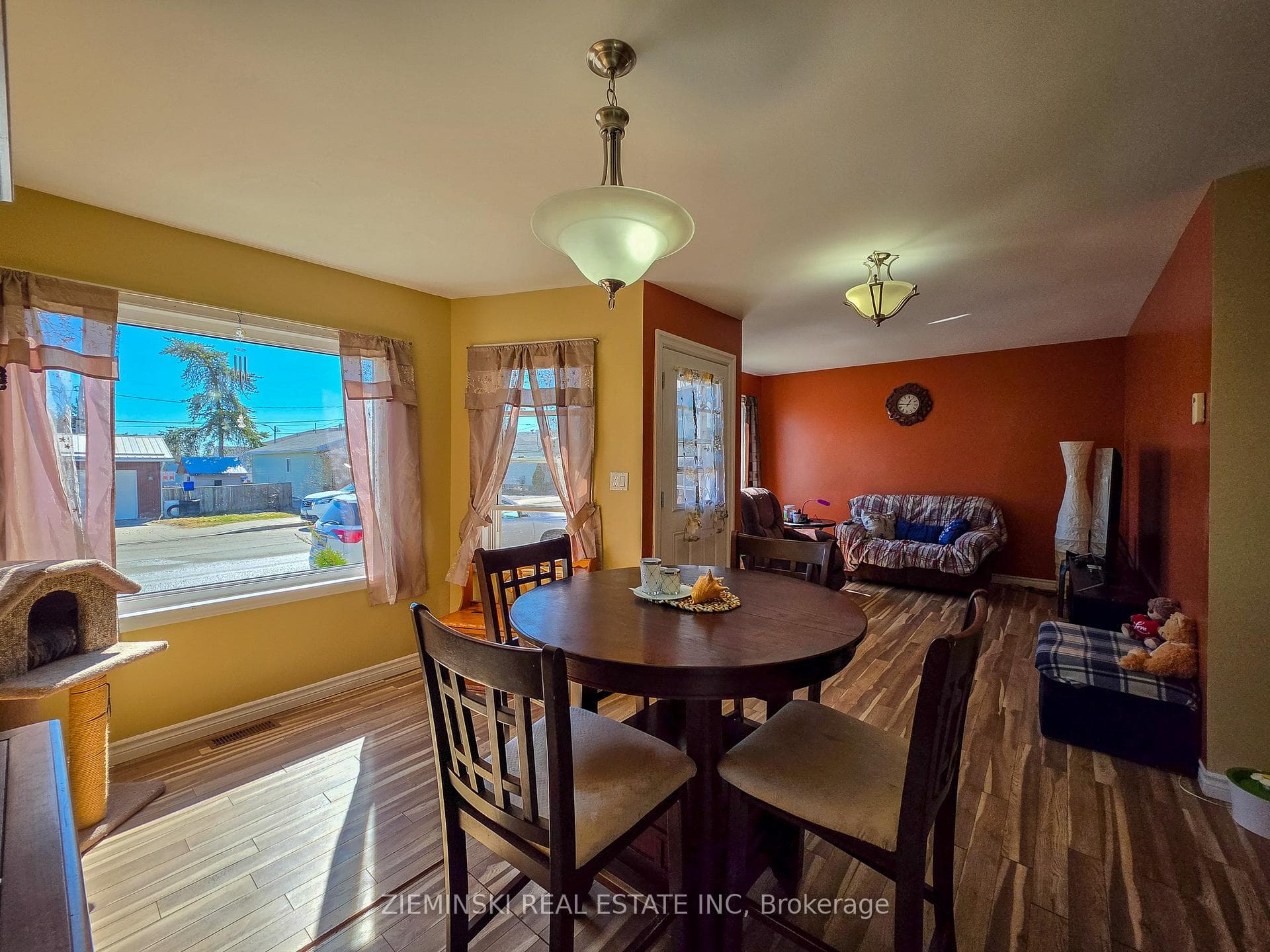 657 Cedar Avenue photo 2