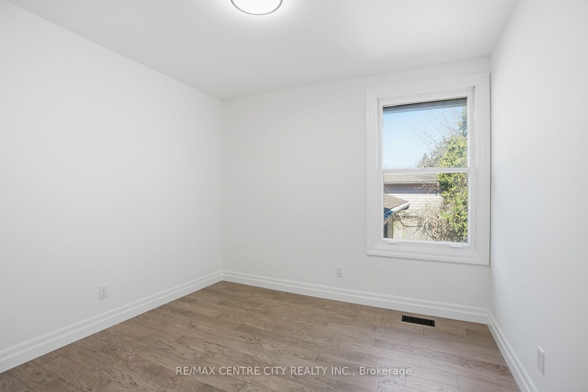 937 Fontaine Road photo 19