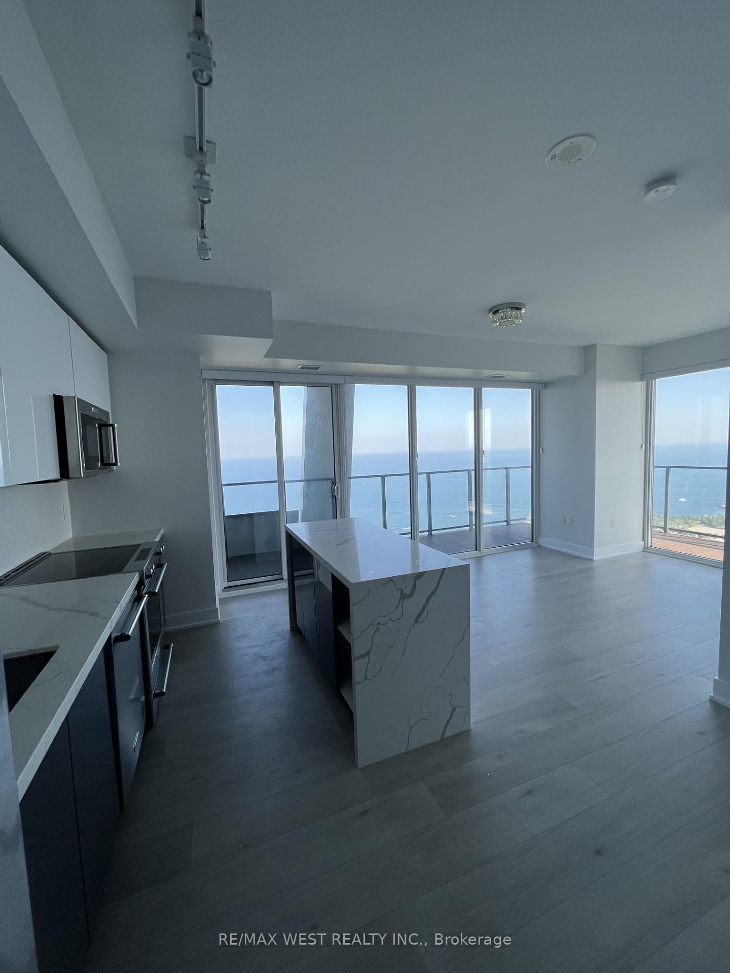 30 Shore Breeze Drive Unit 4910 photo 3