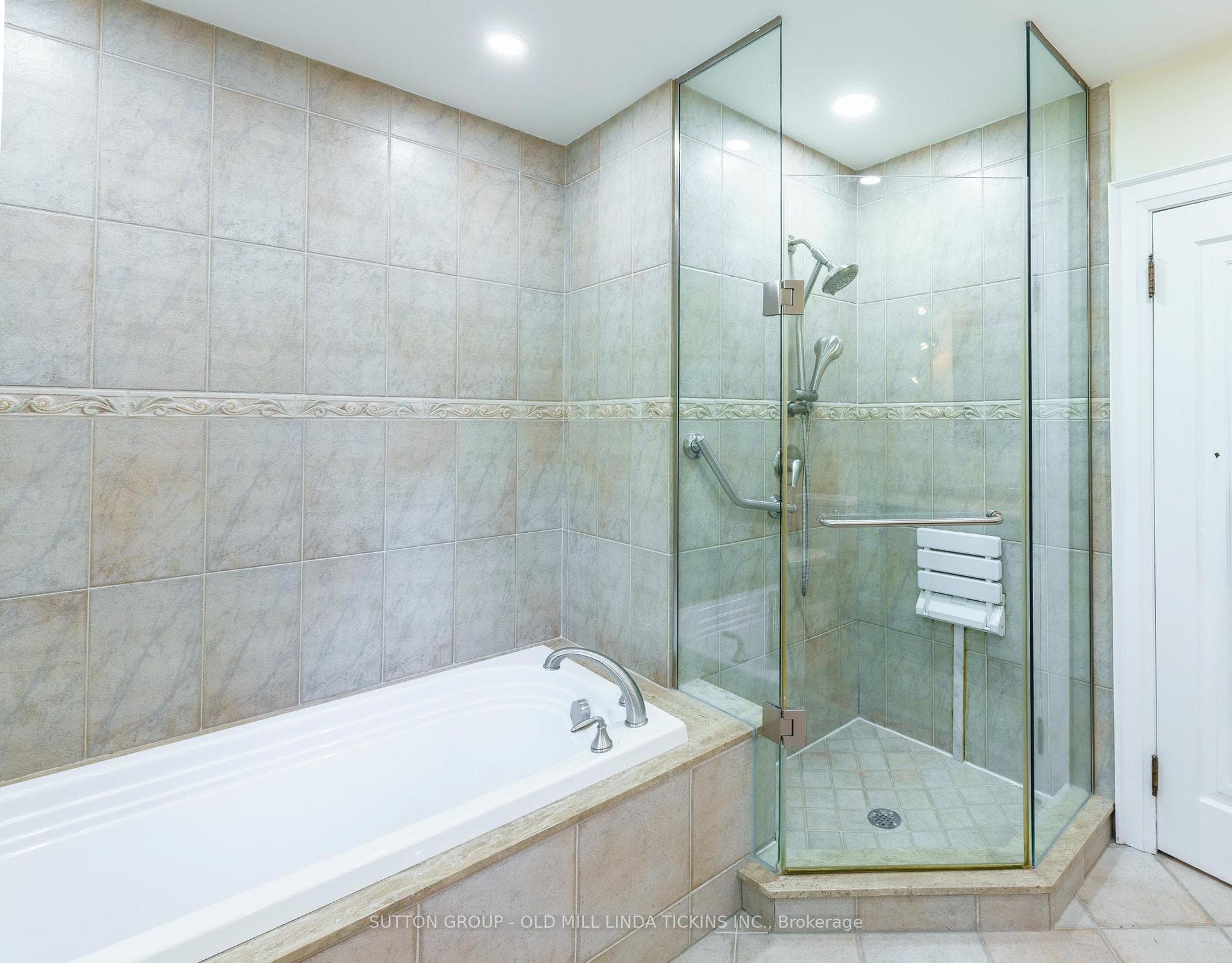 225 Grenview Boulevard photo 24