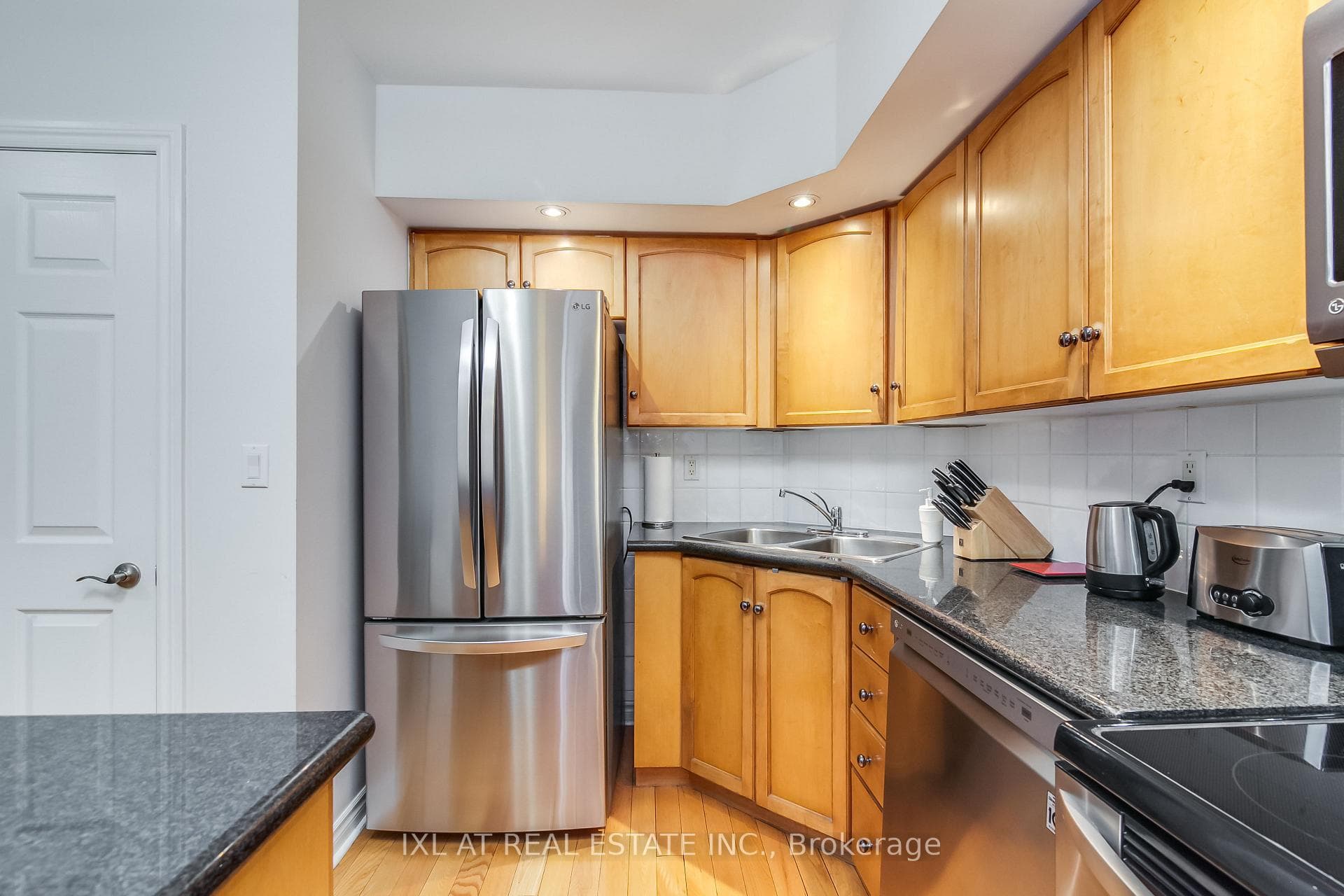 270 Wellington Street Unit 1102 photo 7