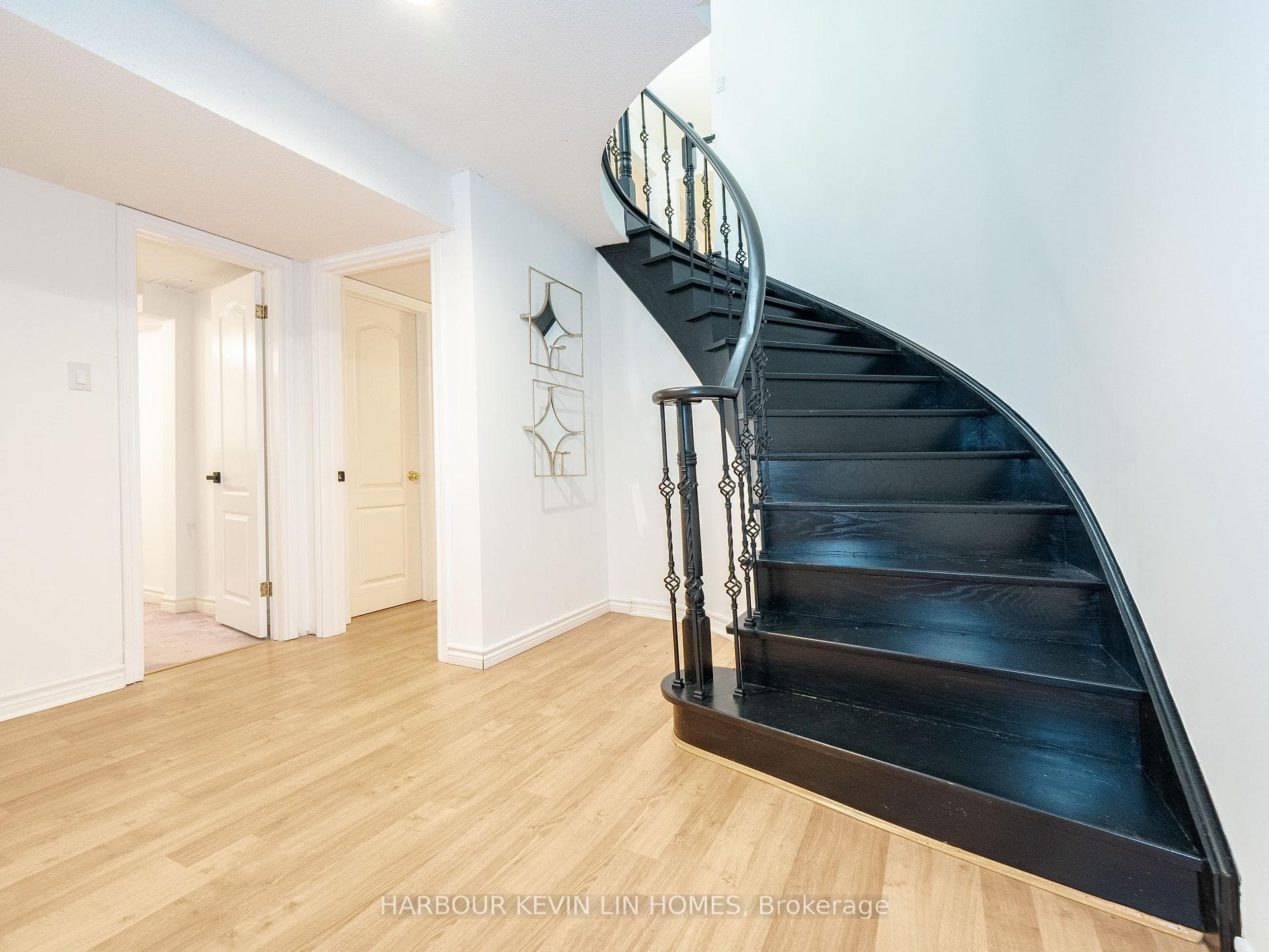 17 Lisa Crescent photo 35