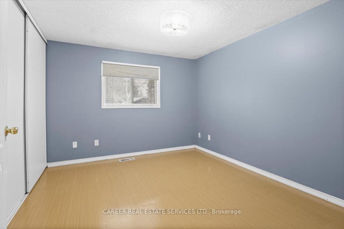 1432 Largo Crescent photo 18