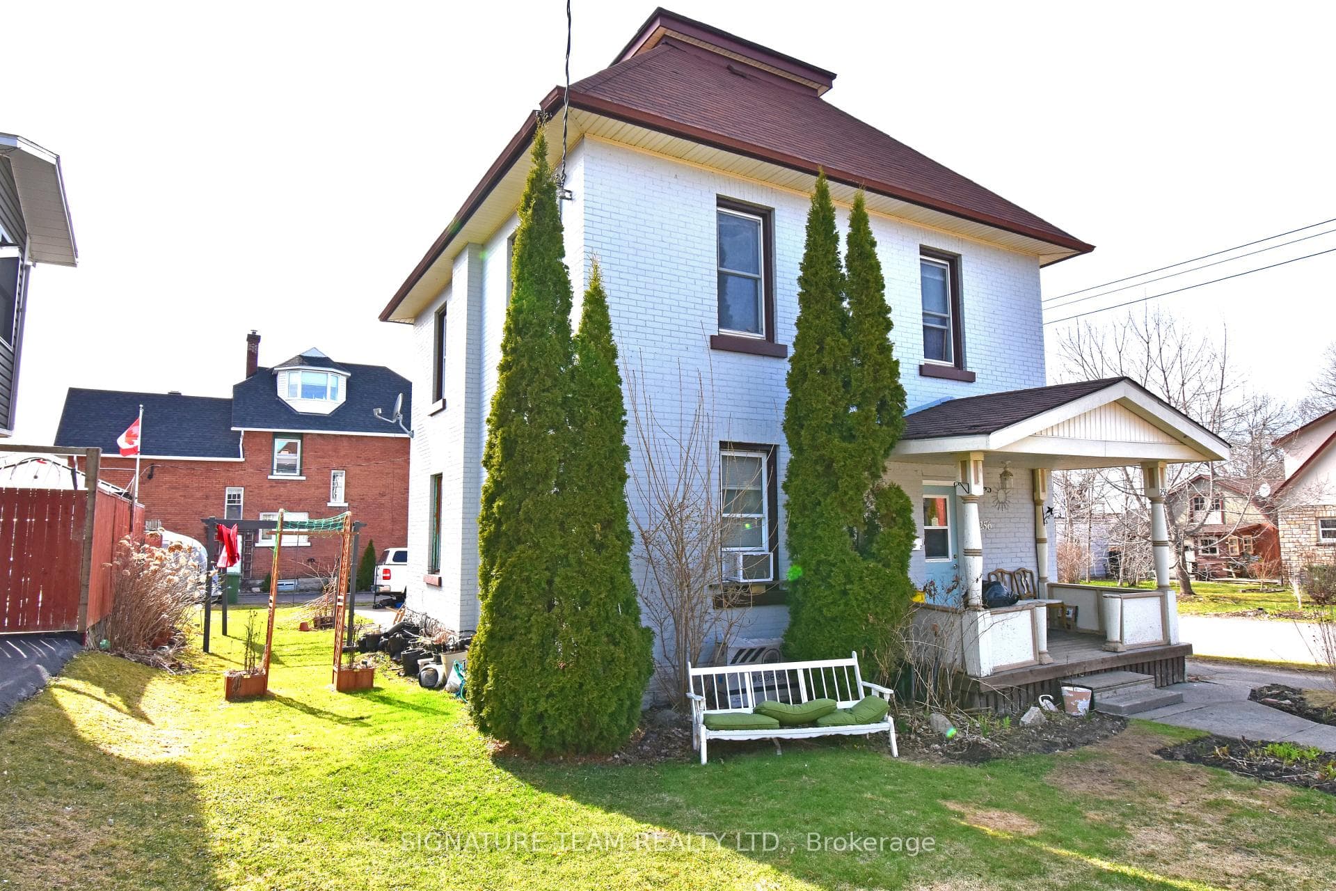 256 Maple Avenue photo 1