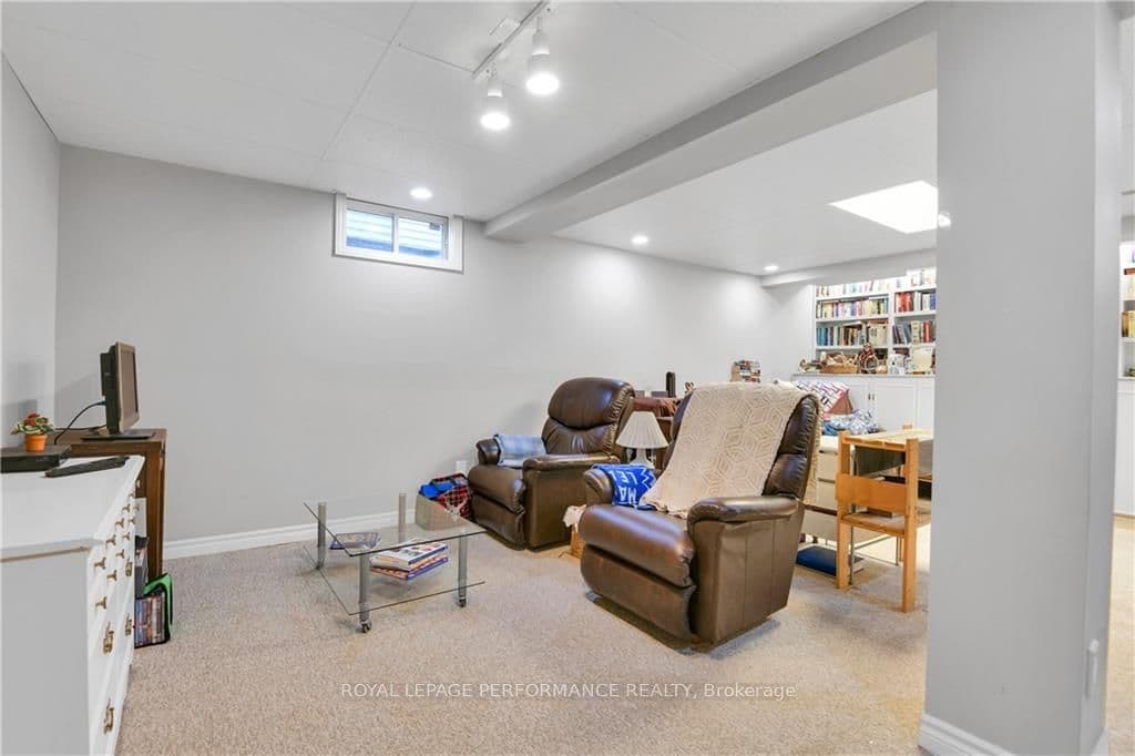 743 FARMBROOK Crescent photo 21