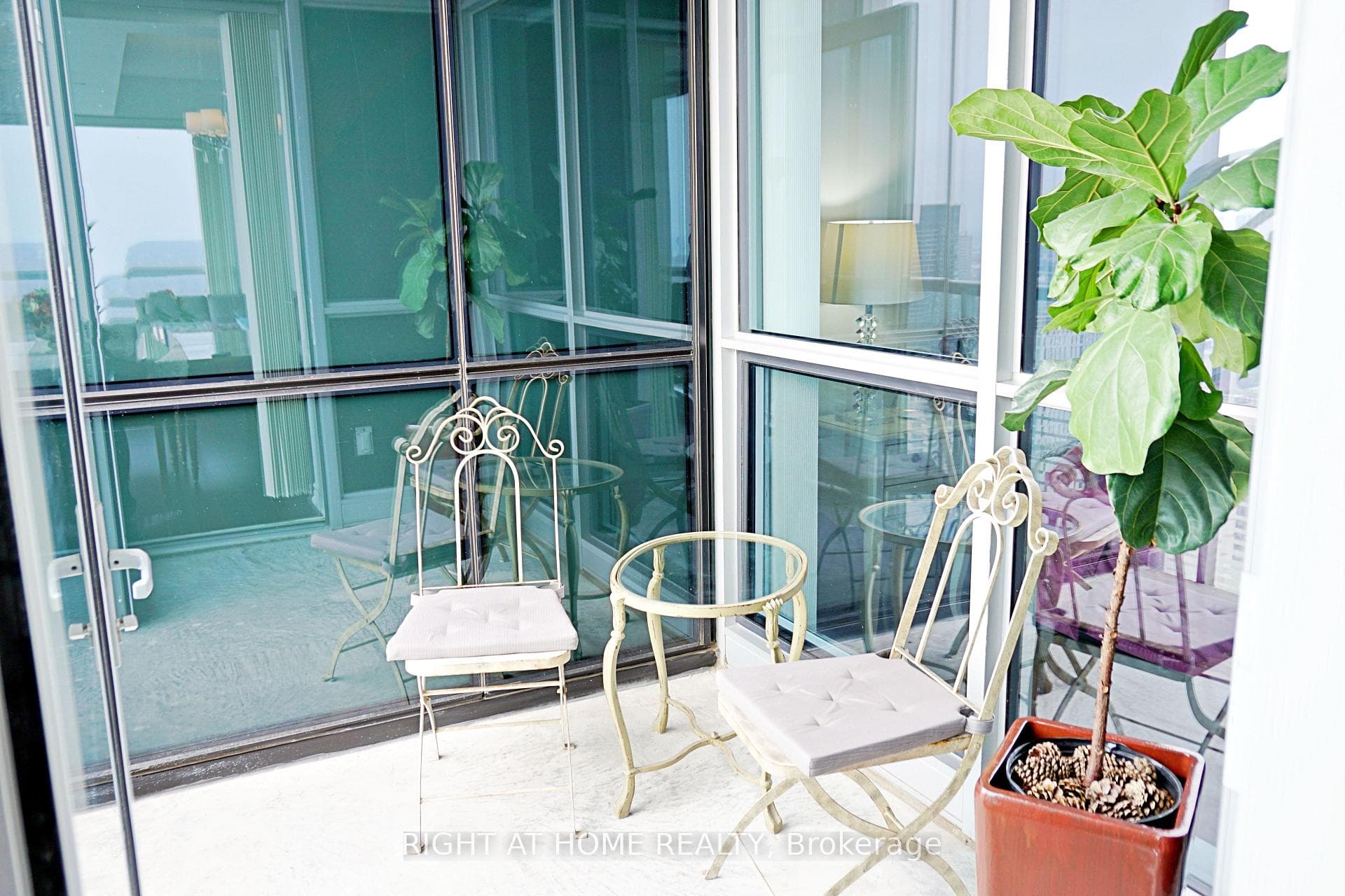 386 Yonge Street Unit 4207 photo 18
