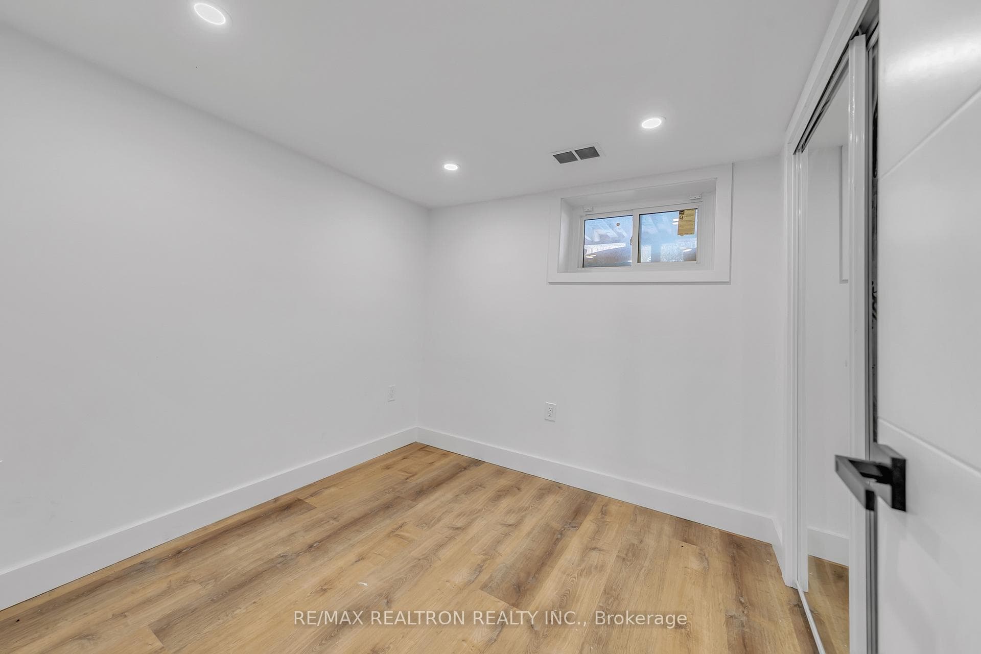 50 Lindsay Avenue photo 26