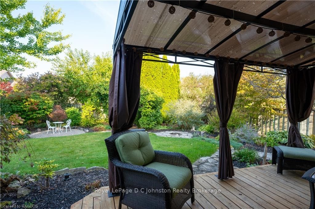 882 PICCADILLY Drive photo 15