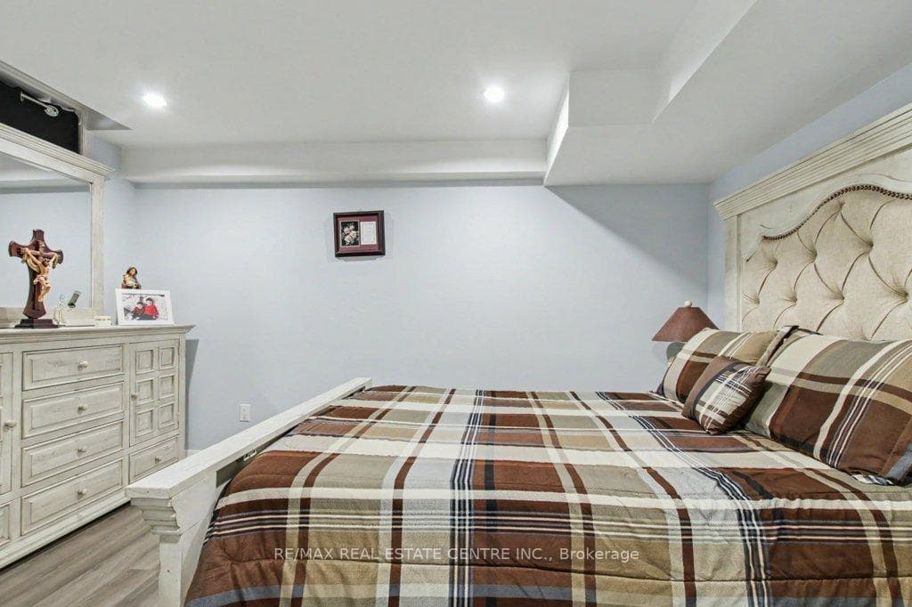 284 Normanhurst Avenue photo 43