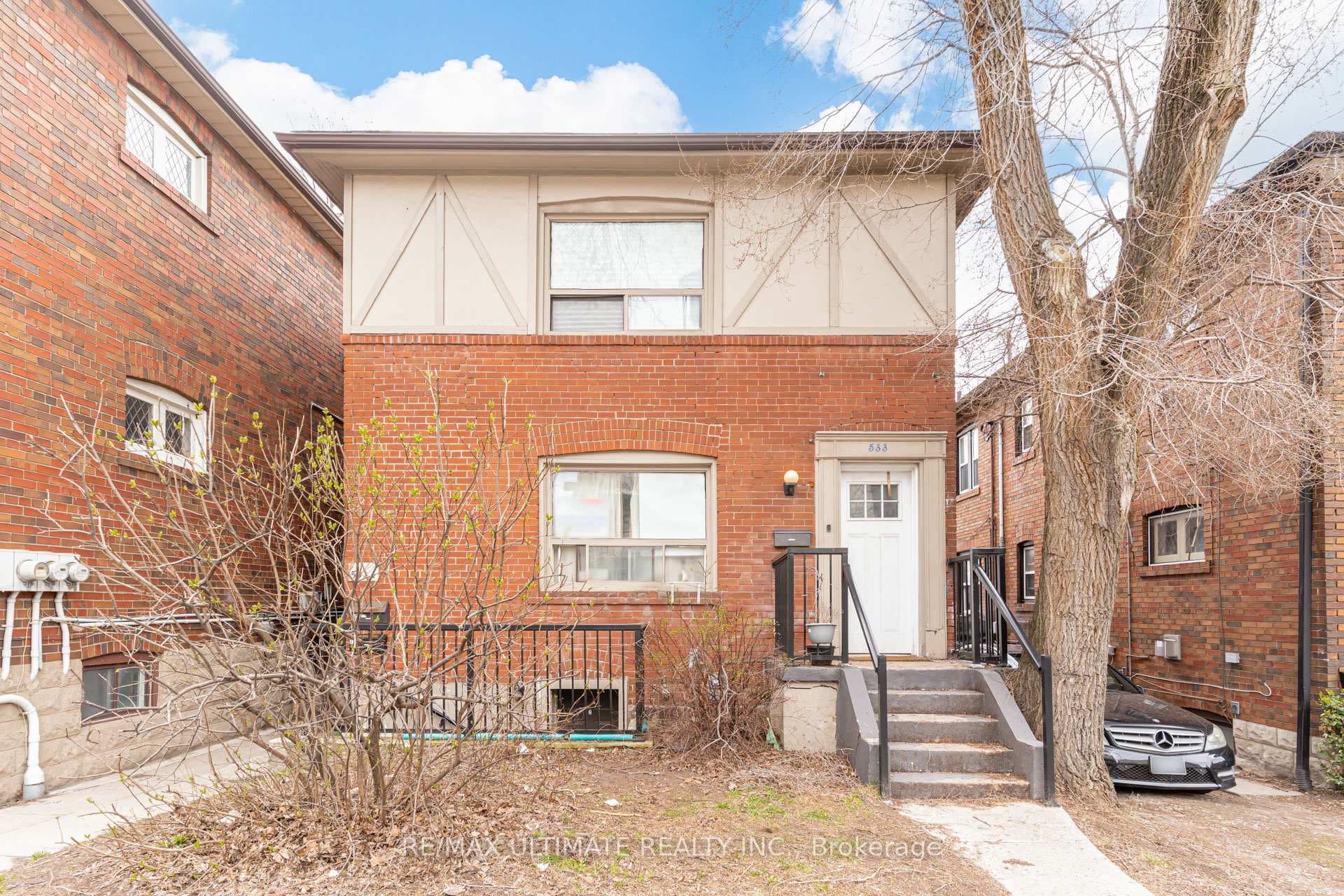 533 Kingston Road photo 2