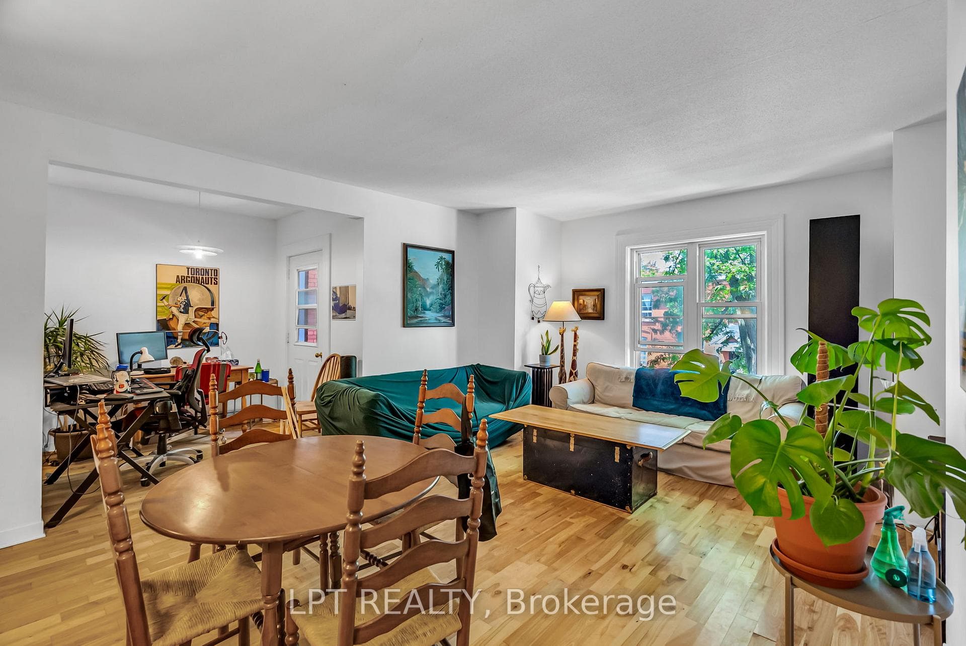 558 Gilmour Street photo 4