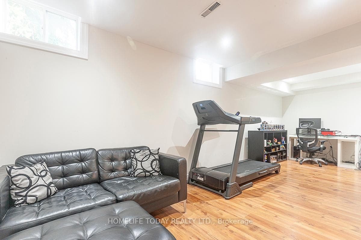 1137 Barr Crescent photo 31