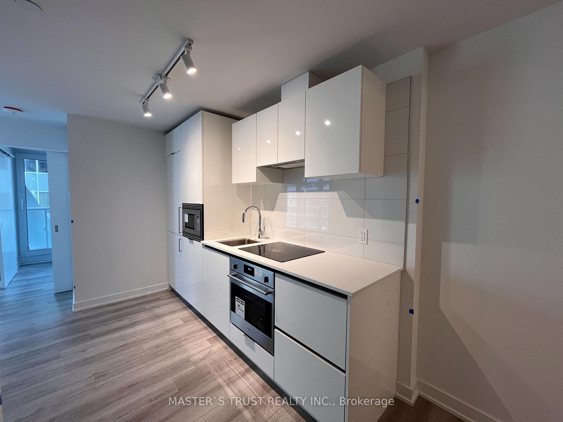 230 Simcoe Street Unit 1812 photo 4