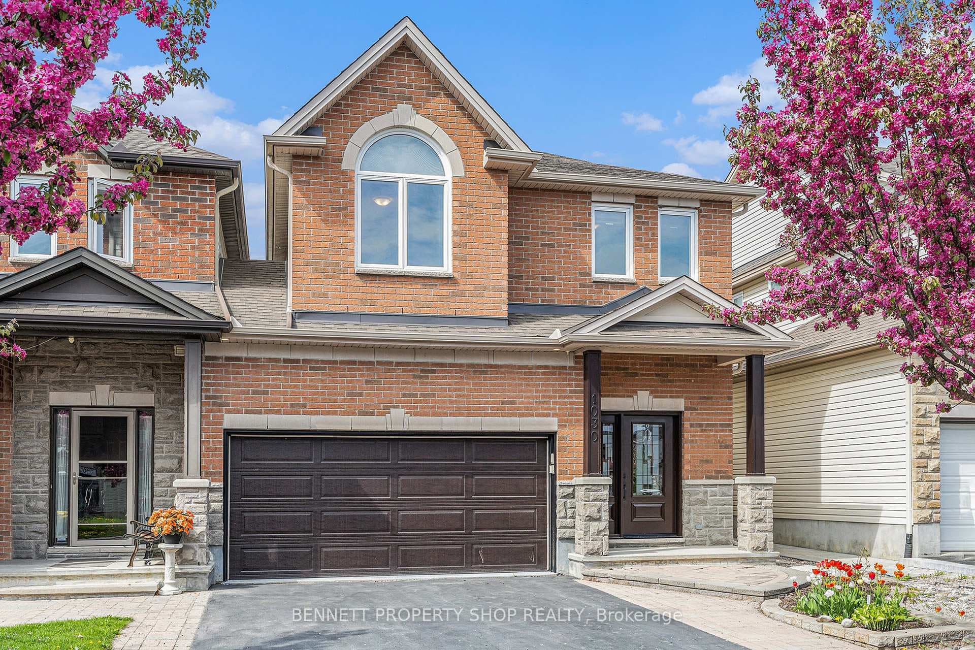 1030 Northgraves Crescent photo 1