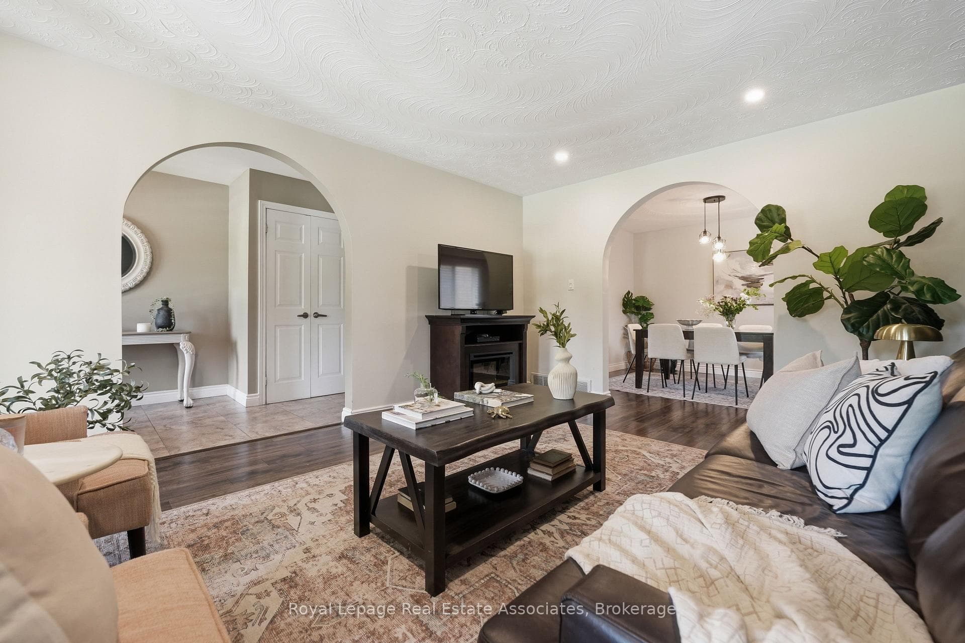 477 Queen Victoria Drive photo 9