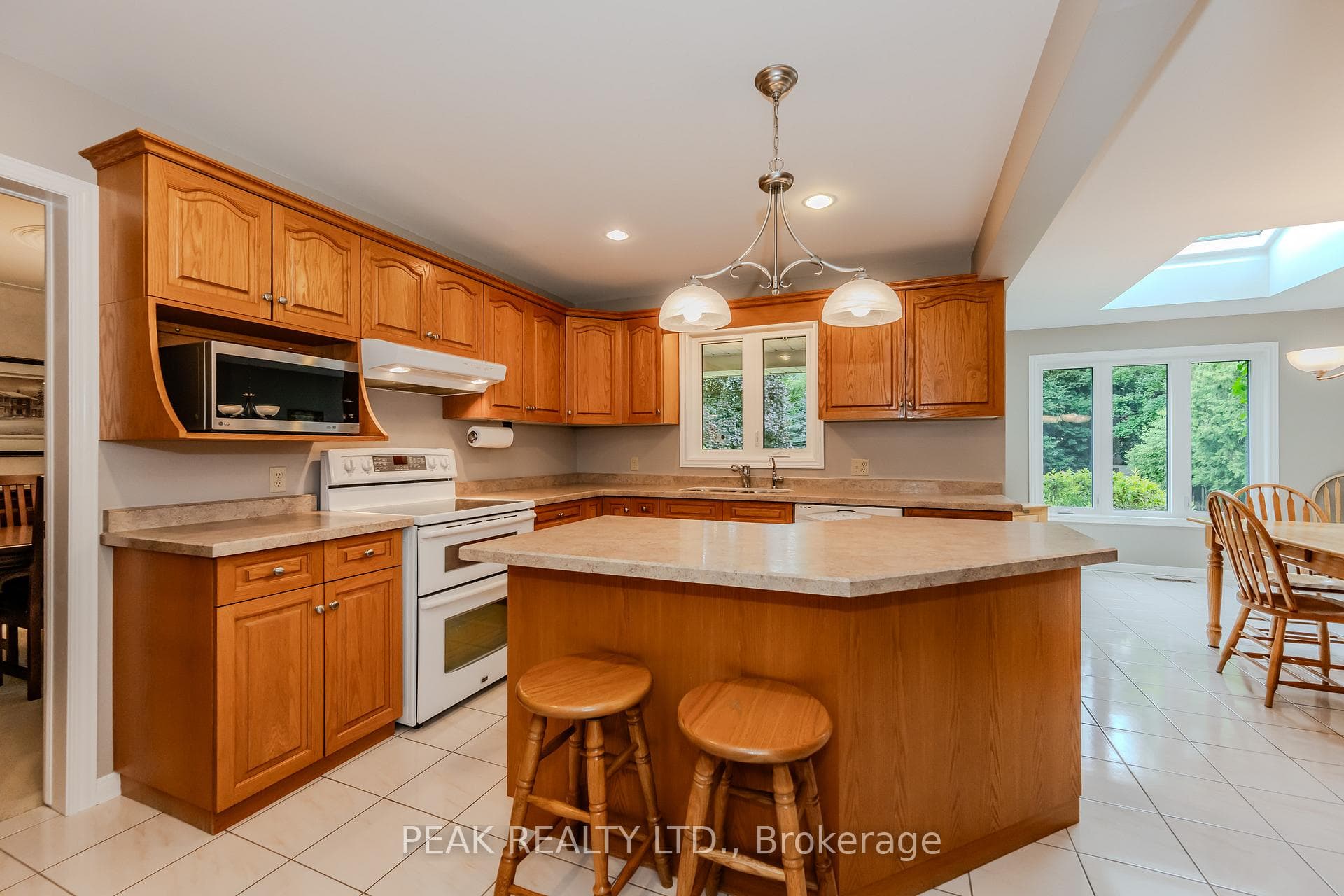 600 Stonebury Crescent photo 8
