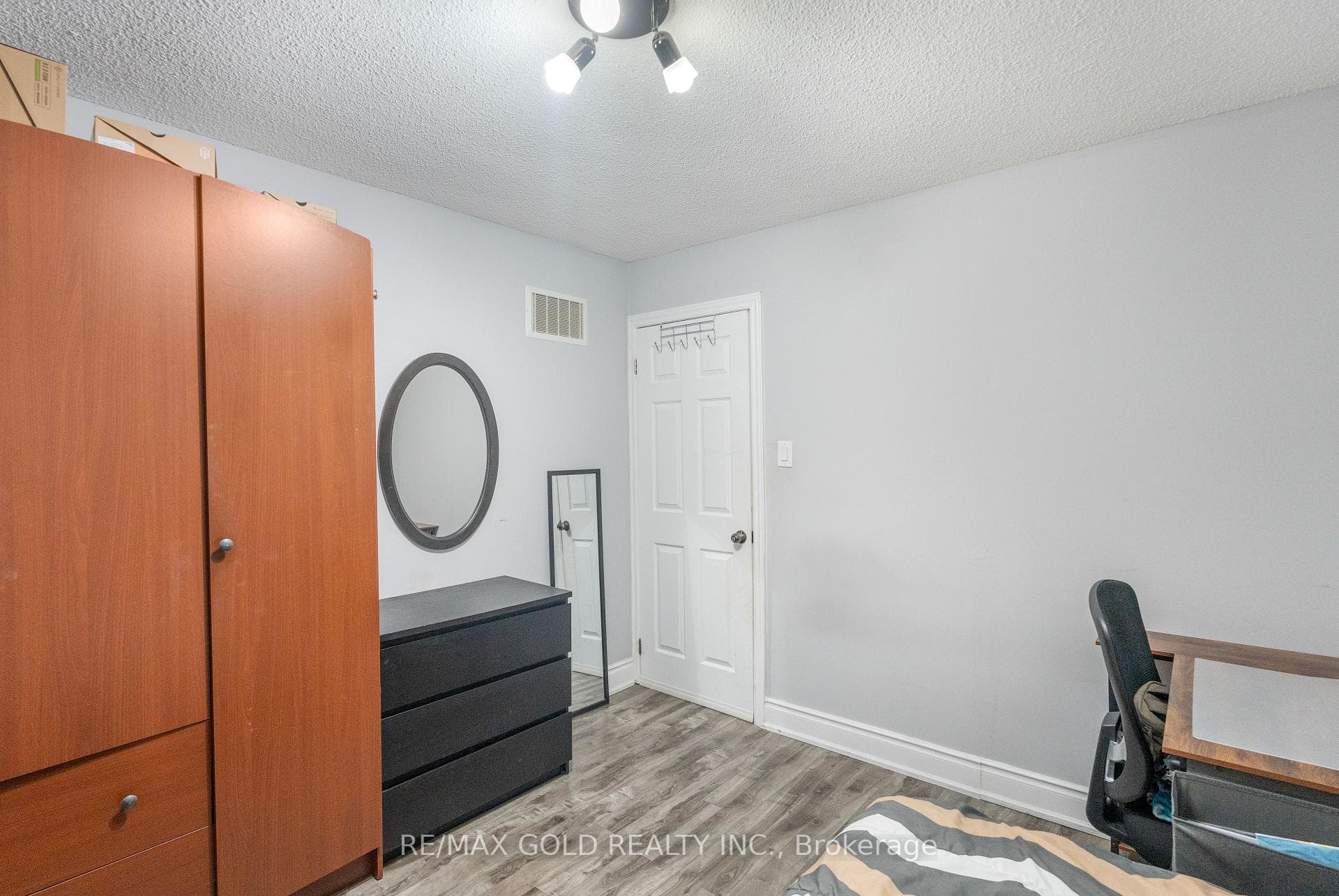 48 Maidstone Crescent photo 31