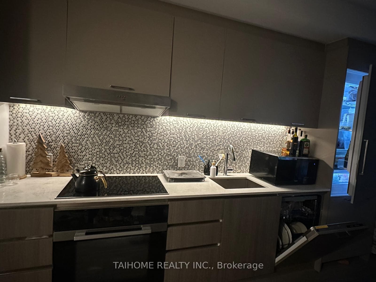 8188 YONGE Street Unit 412 photo 17