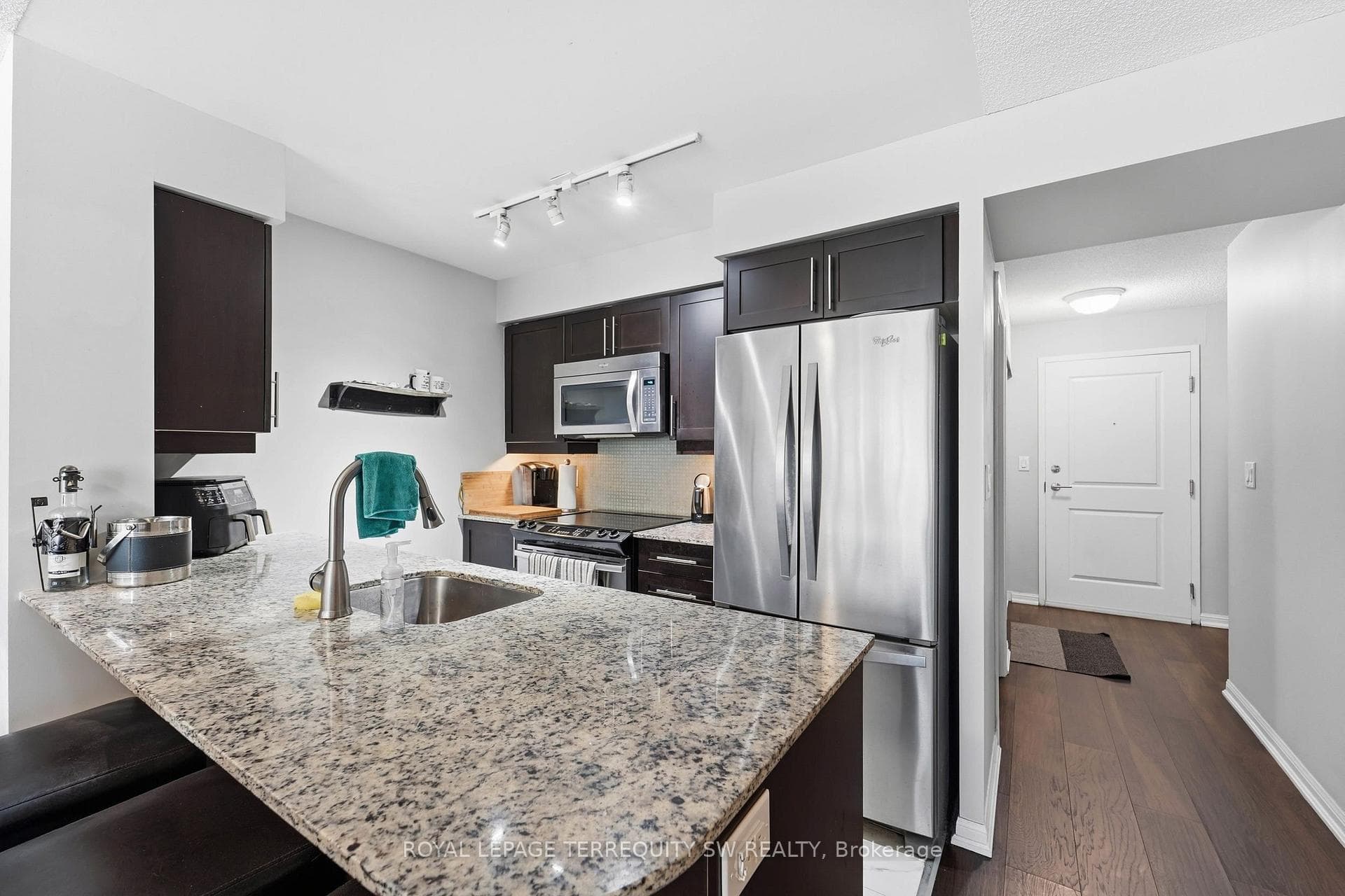 35 Bastion Street Unit 513 photo 5
