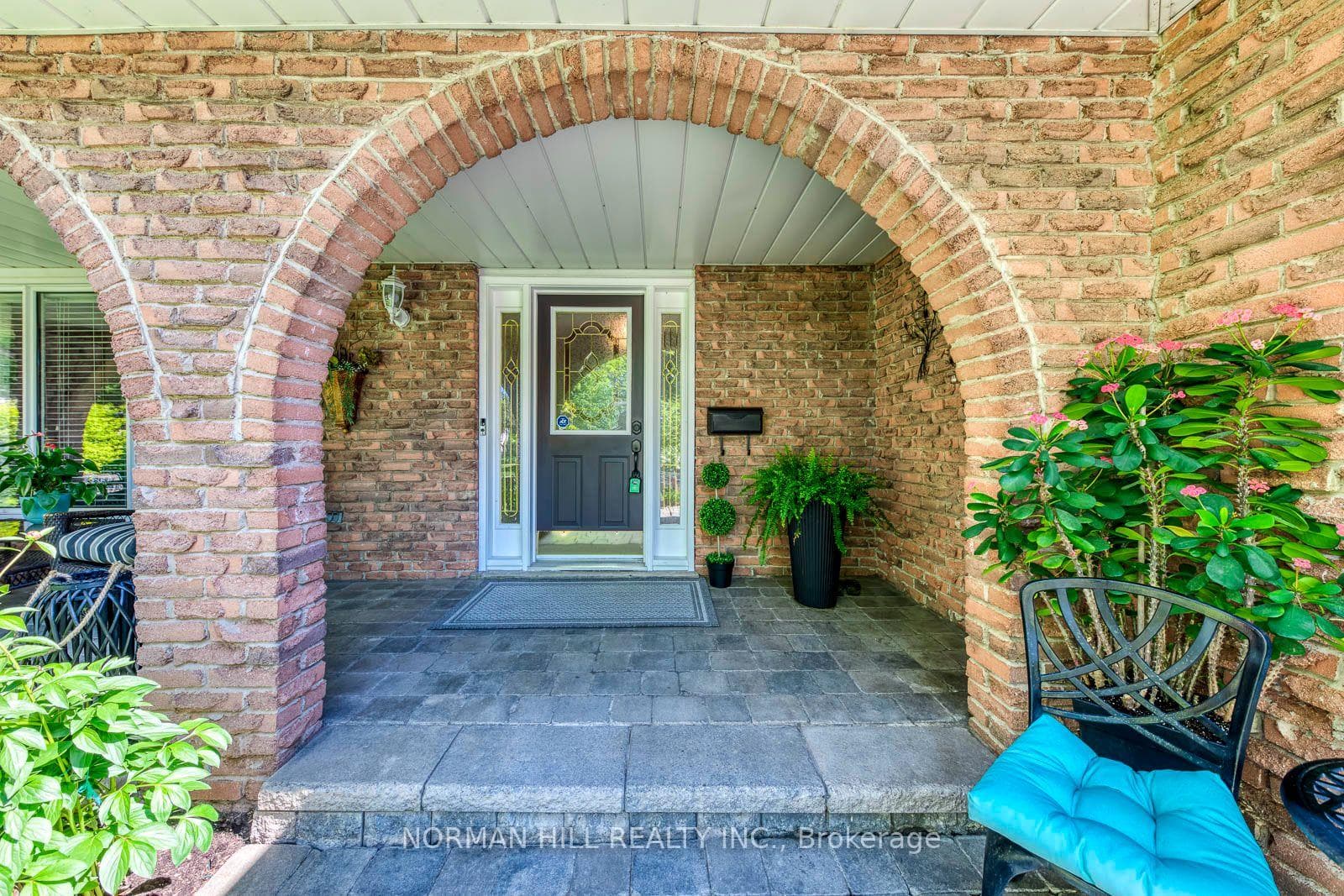 2491 Woburn Crescent photo 3