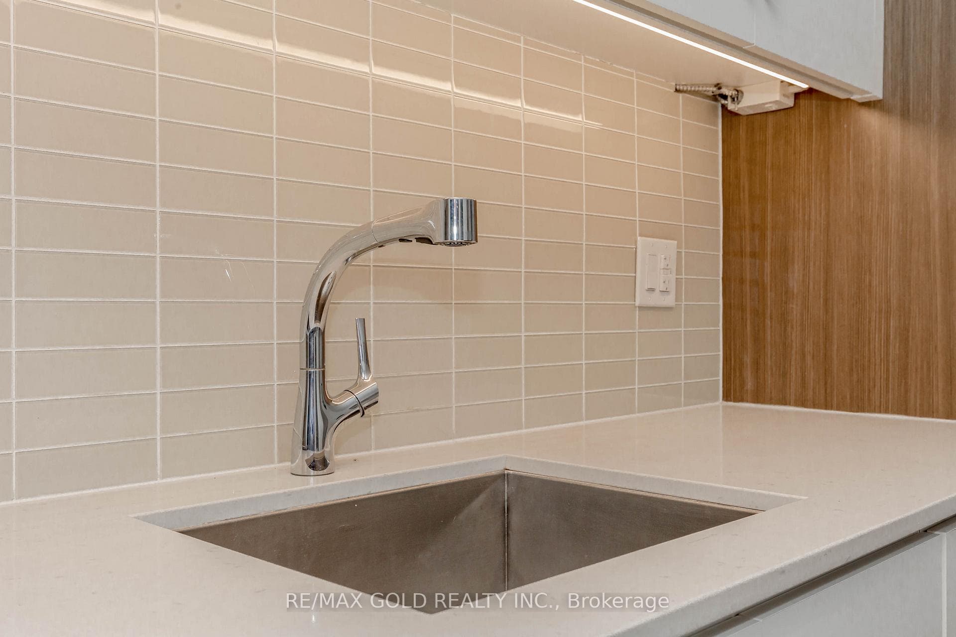 1575 Lakeshore Road Unit 103 photo 15