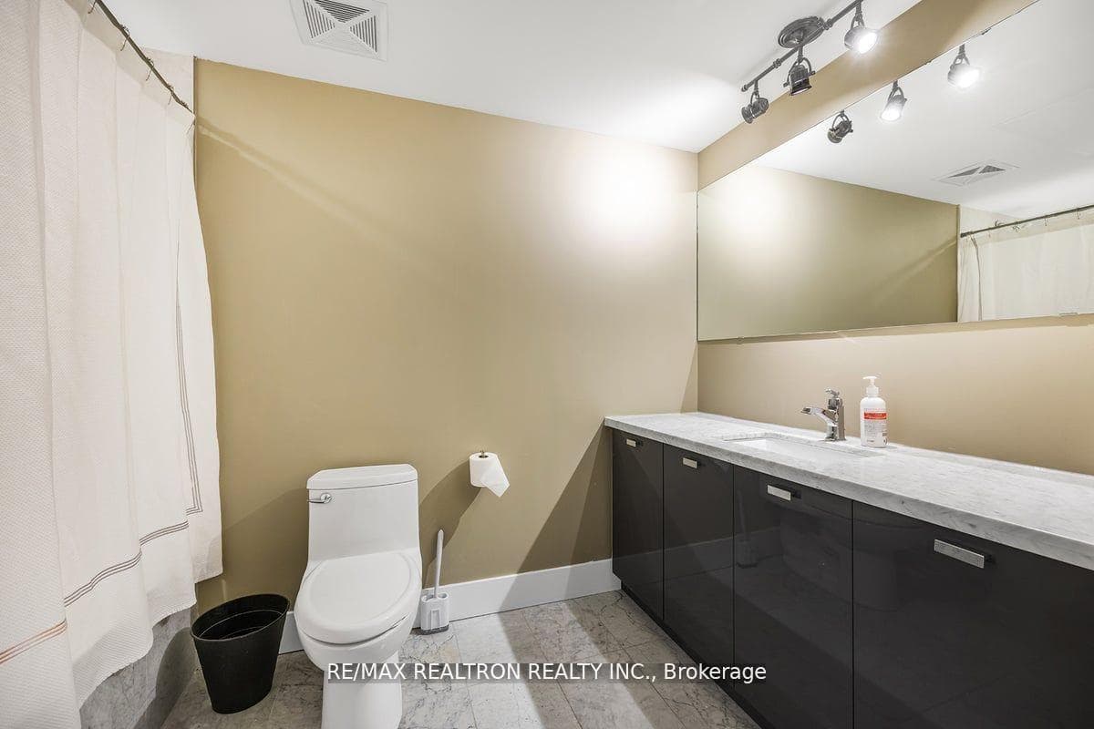 32 Davenport Road Unit 604 photo 22