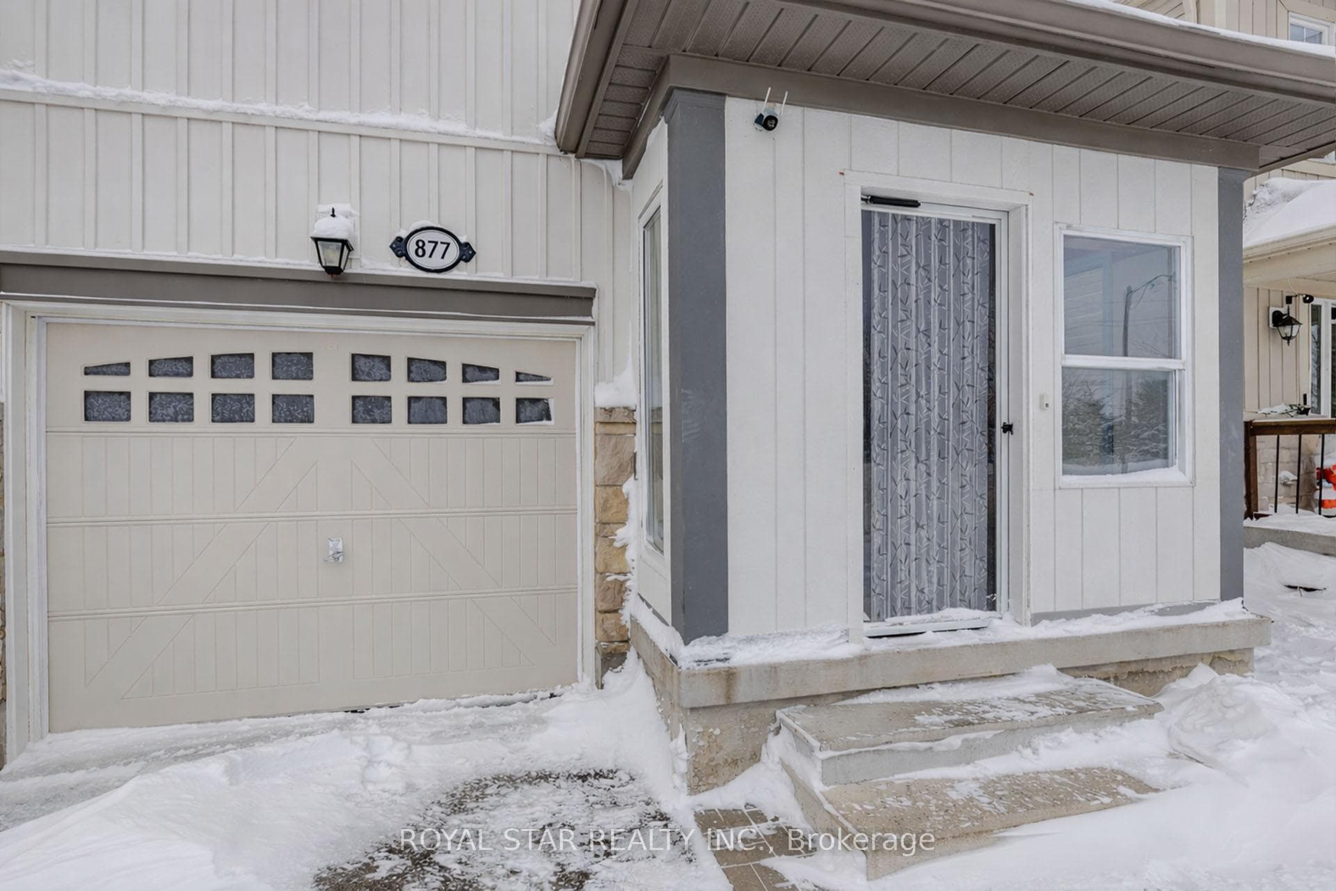 877 Cook Crescent photo 3