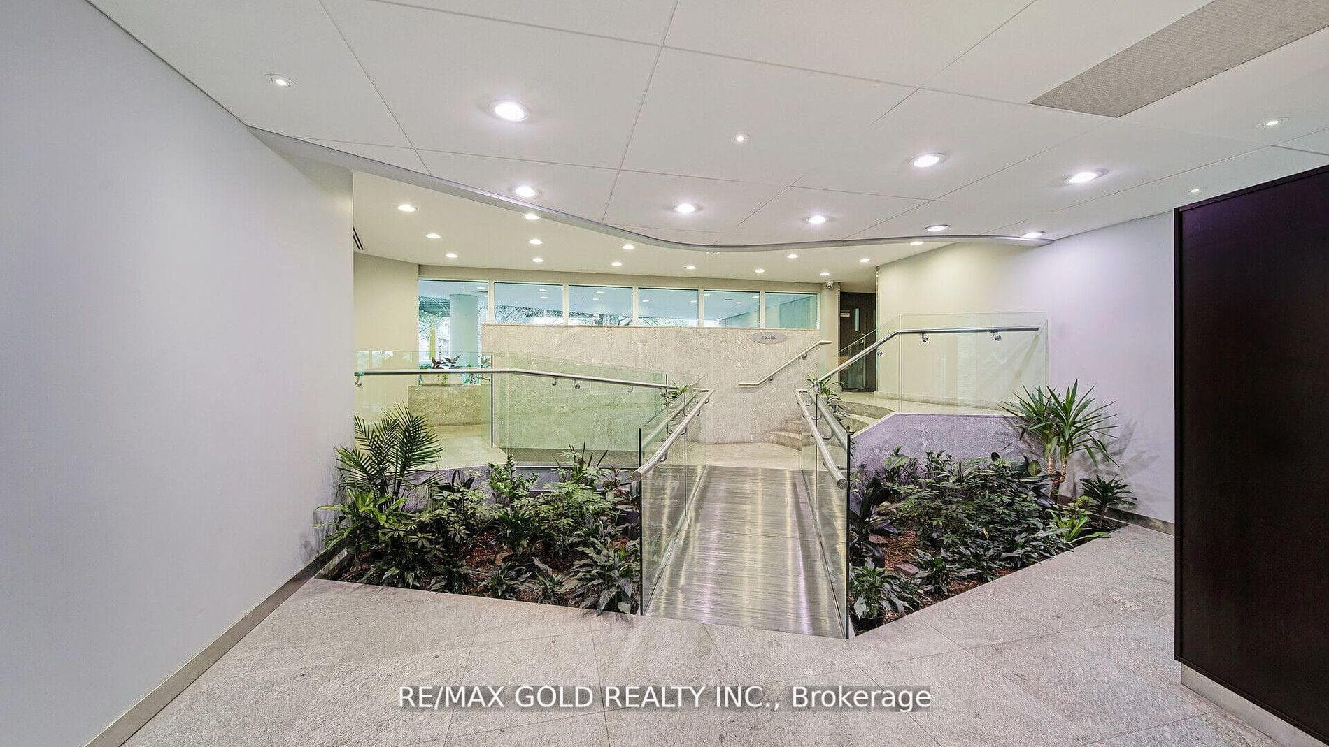 550 Queens Quay Unit 509 photo 38