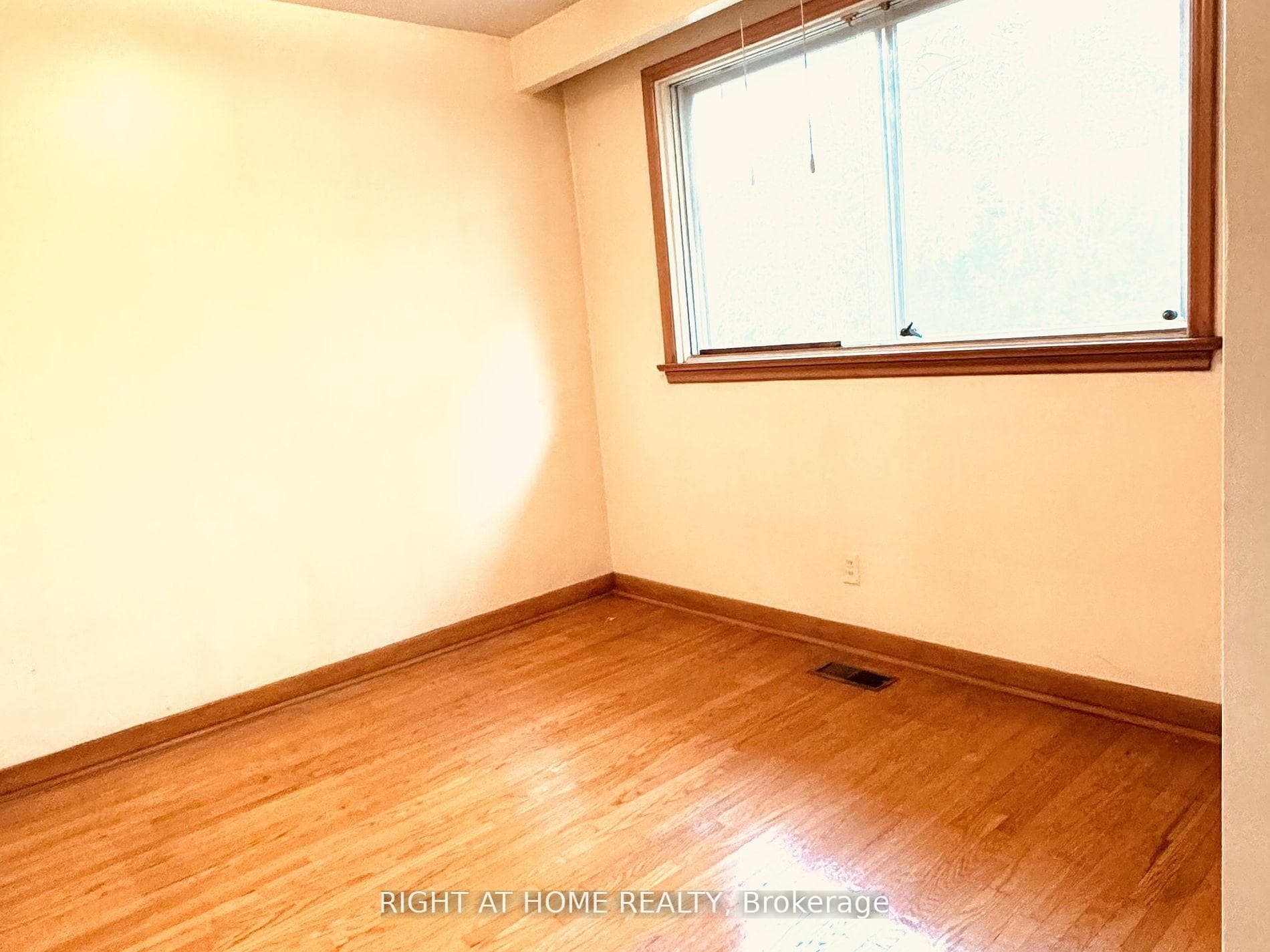 87 FENELON Drive photo 10