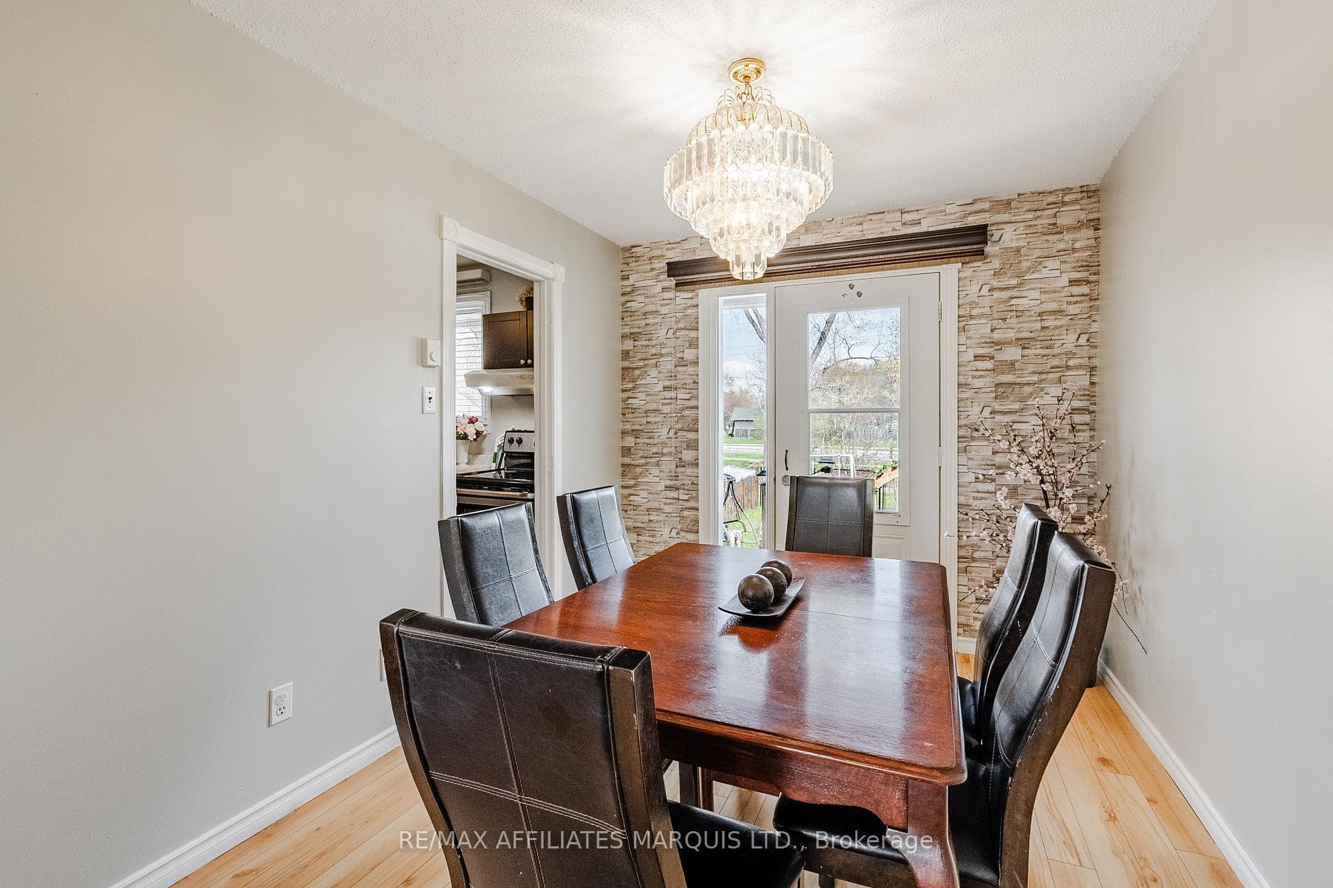 812 Glengarry Boulevard photo 12
