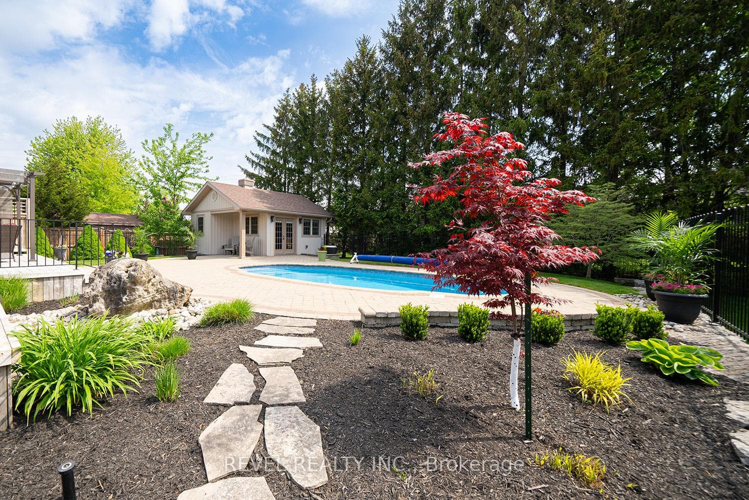 8 Ravine Court photo 32