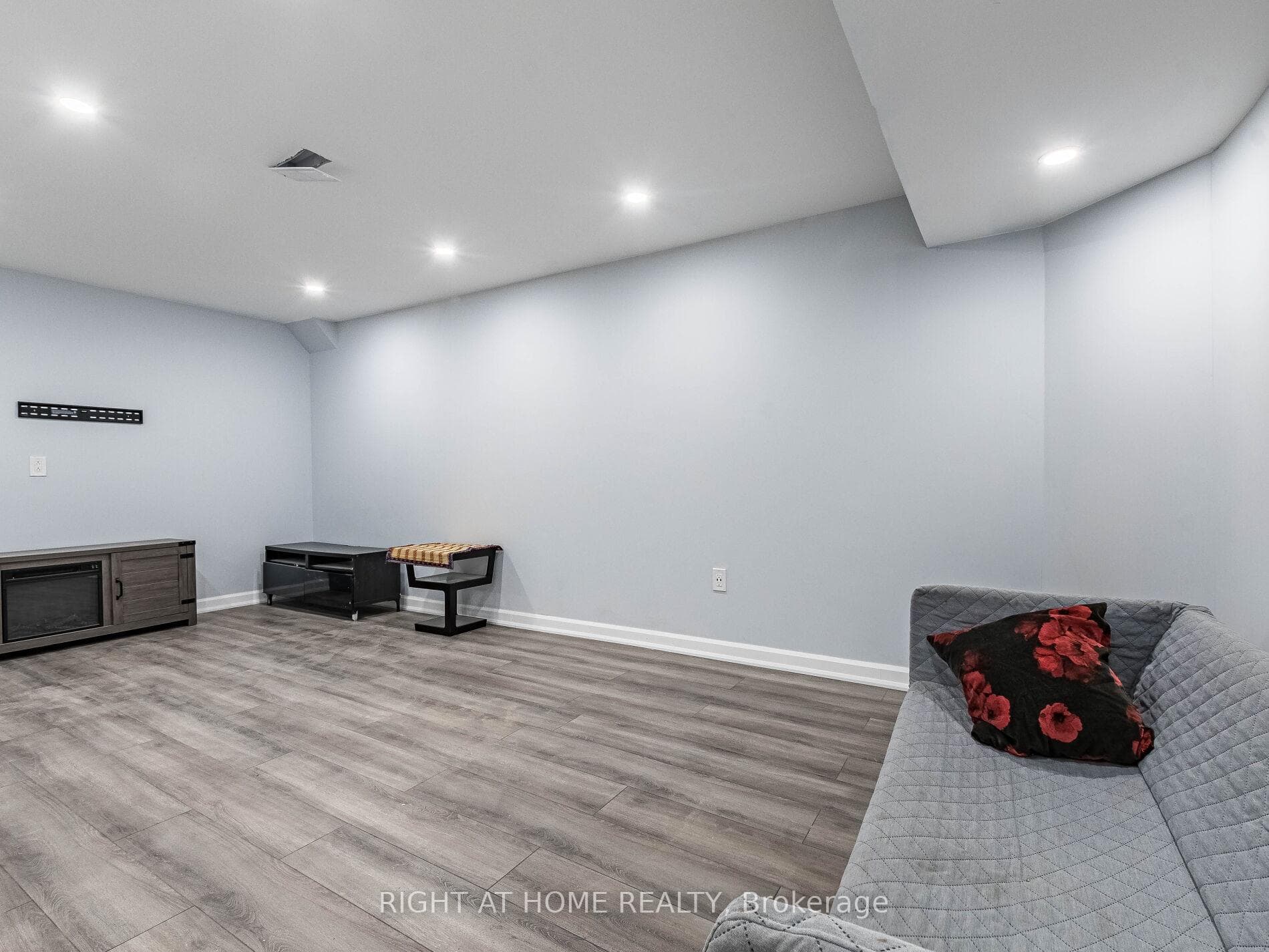 115 Holbrook Court photo 14