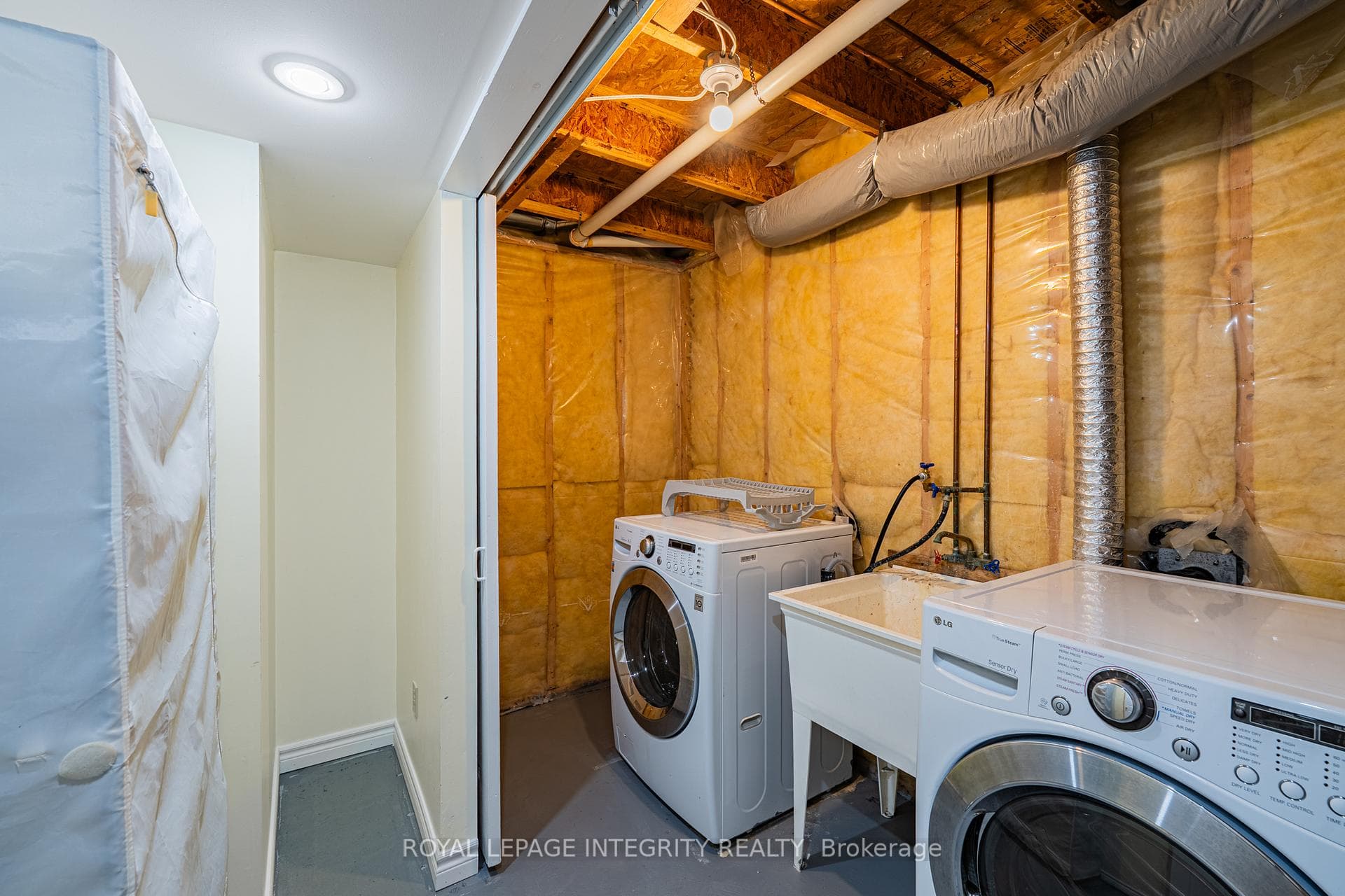 21 QUEENSBURY Drive photo 35