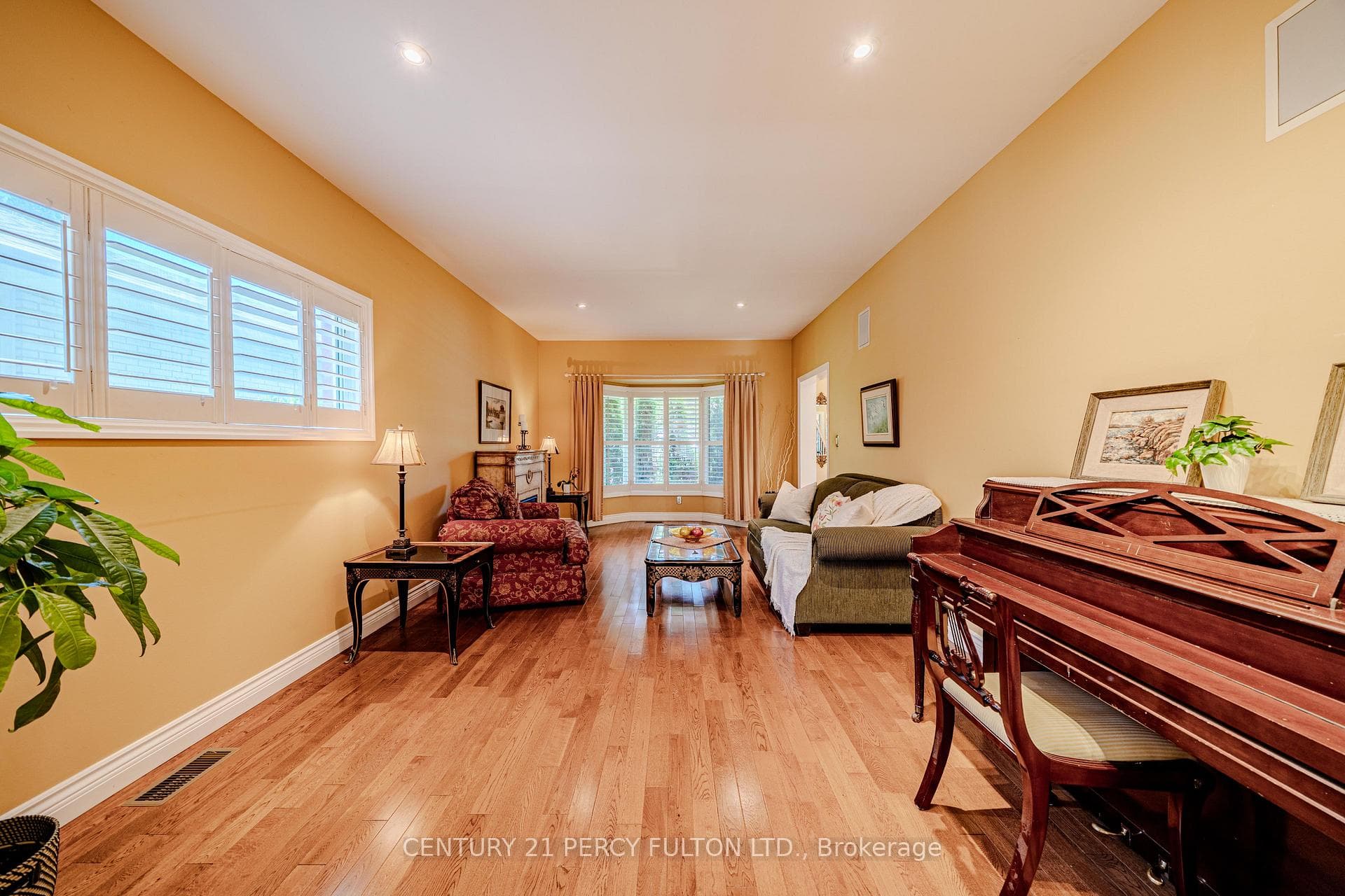 30 Willowgate Dr - living room
