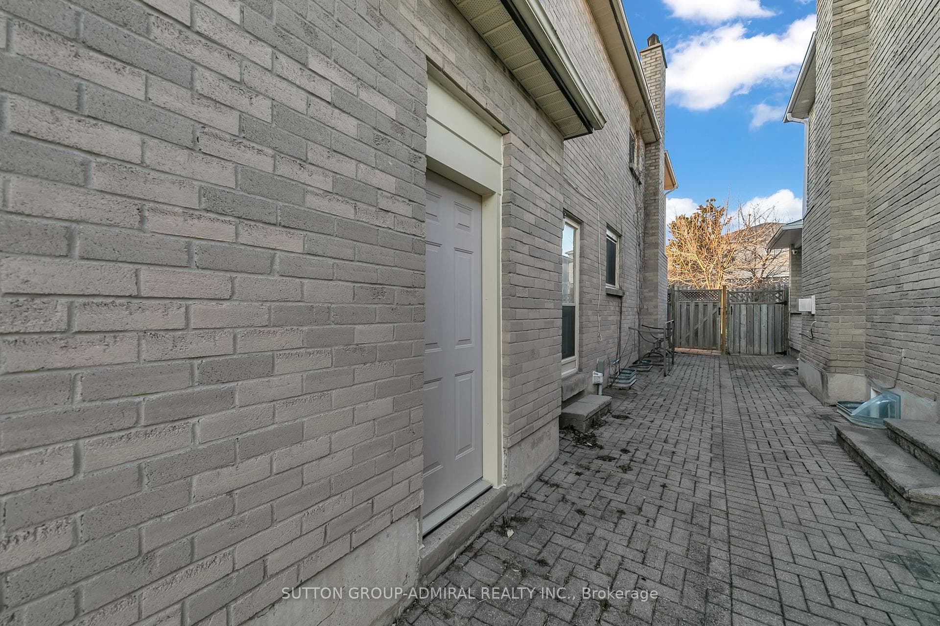 30 O'Connor Crescent photo 3